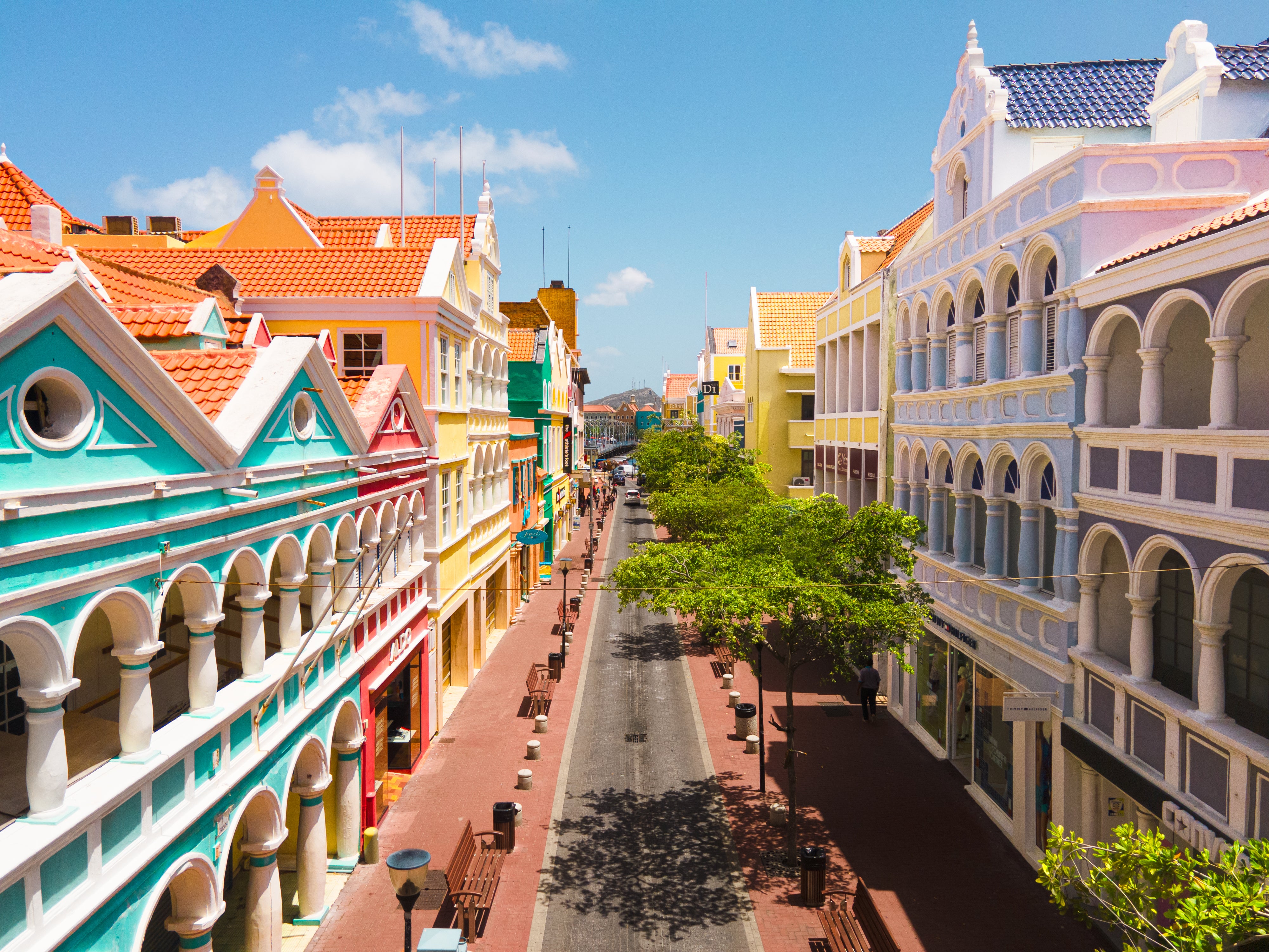 Um passeio pelas belas e coloridas casas de Willemstad, em Curaçao, é imperdível