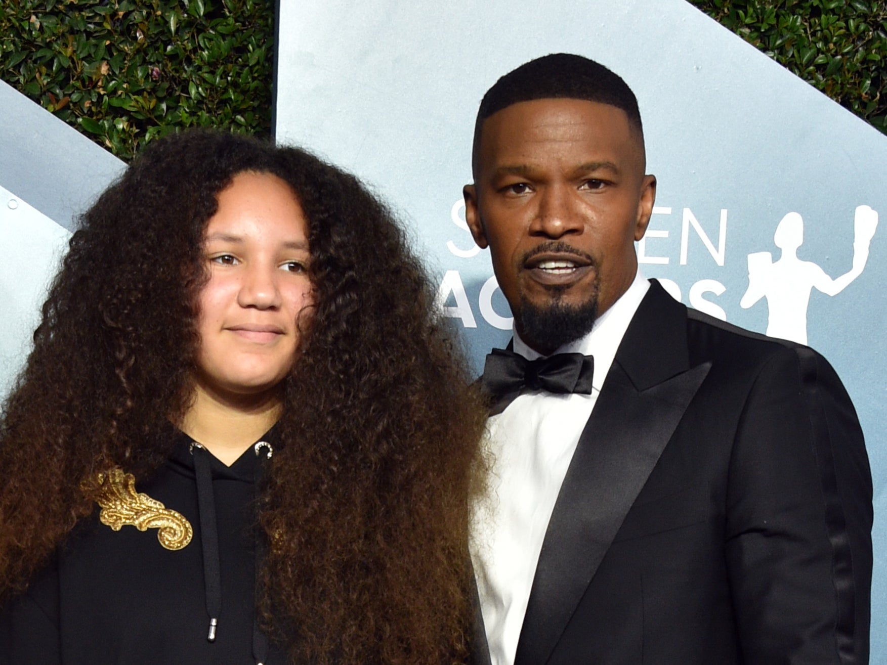 Chluich Anelisa, nighean Jamie Foxx, 16-bliadhna, giotàr ri taobh na leapa nuair a bha e san ospadal ann an 2023