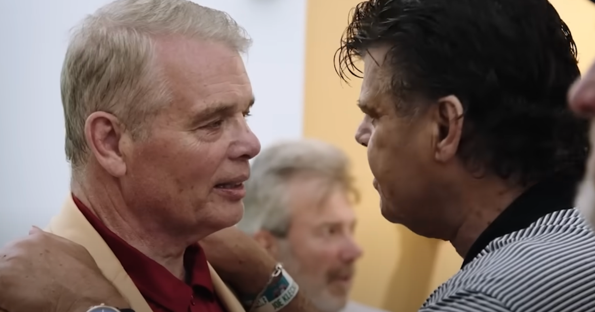 Brett Favre attempts to ‘clear the air’ with Mark Gastineau over viral, years-long NFL beef