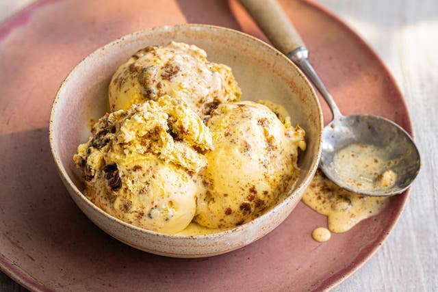 <p>Here’s an effective way to use up all that fruit cake</p>