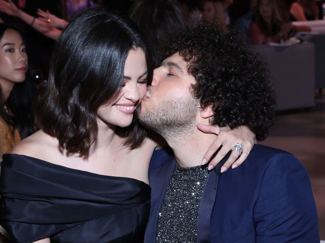 <p>El anillo de compromiso de Benny Blanco para Selena Gomez es un guiño a una de sus canciones </p>