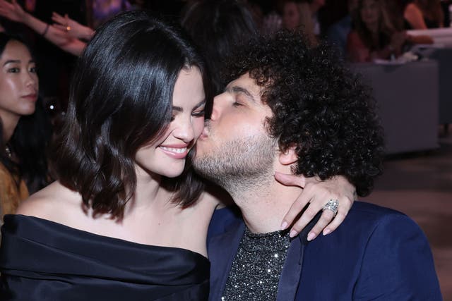 <p>El anillo de compromiso de Benny Blanco para Selena Gomez es un guiño a una de sus canciones </p>