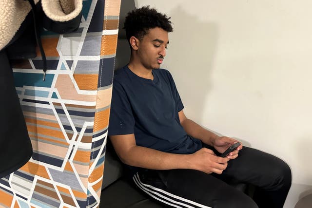 ADOLESCENTES REDES SOCIALES