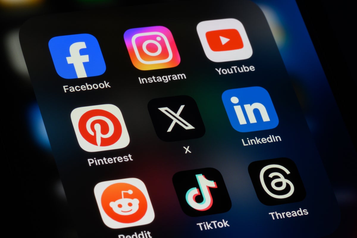 Late-night social media notifications banned for NY teens under new ...