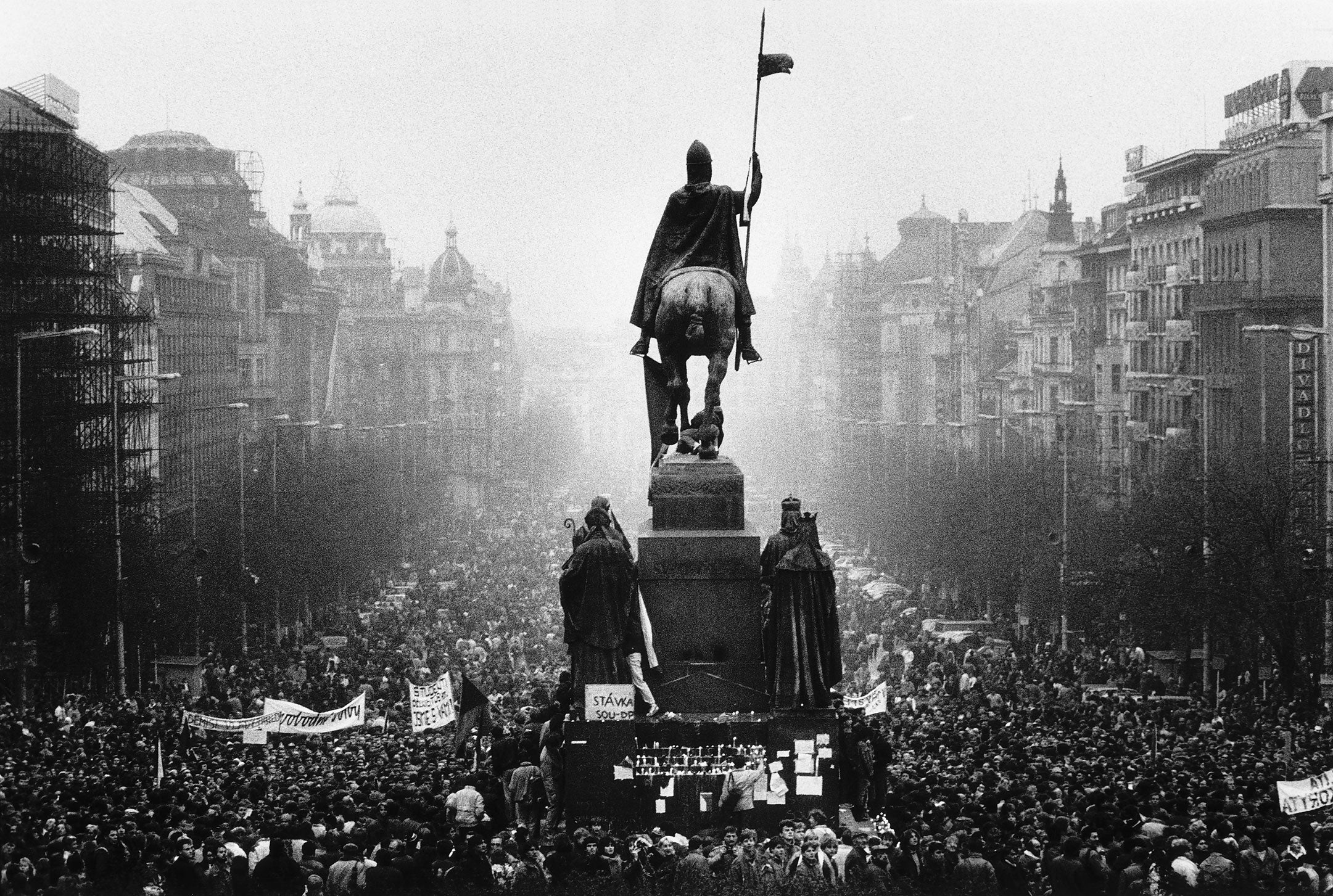 Hundreds of thousands amassed in Wenceslas Square, 1989. Harris described this image as “one of the pictures that I am most proud of”