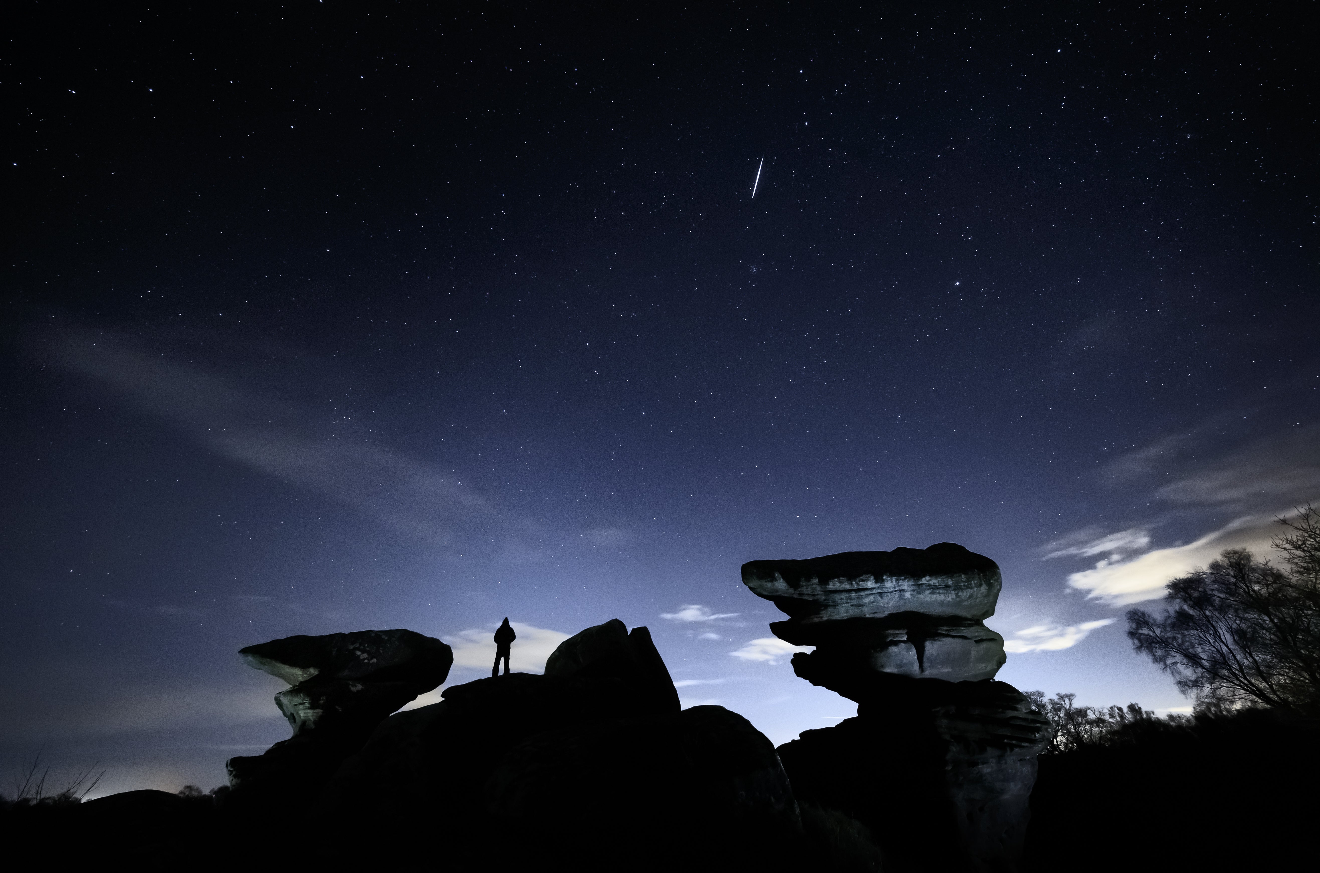 Seseorang mengamati meteor saat hujan meteor Geminid (PA).