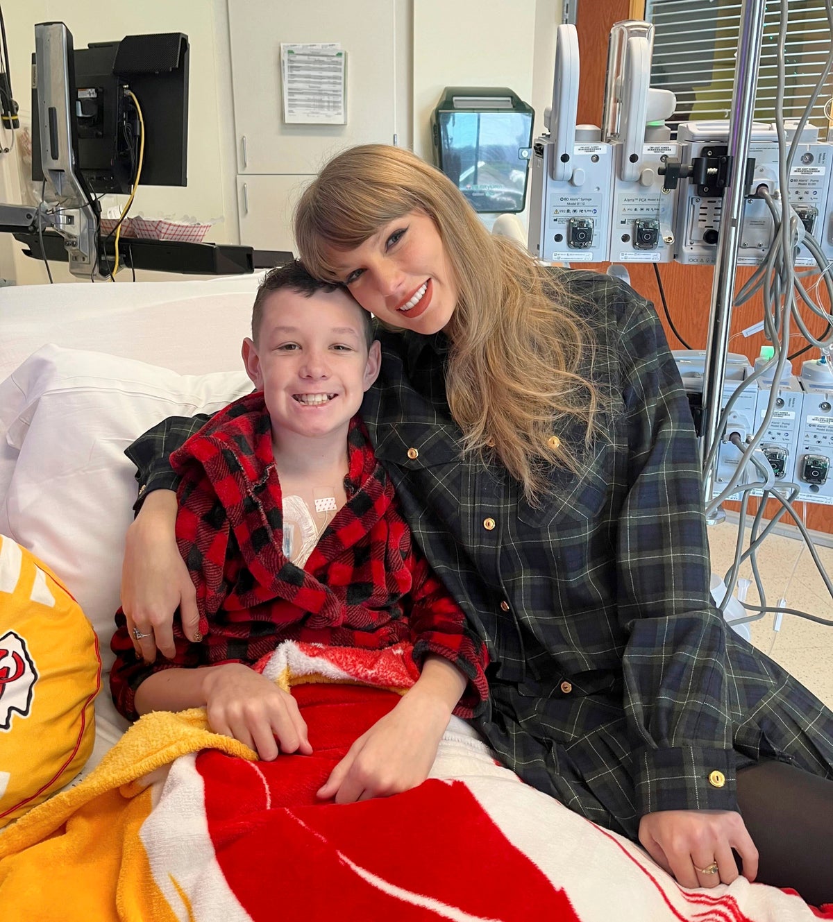 Taylor Swift makes surprise visit to Kansas City children's hospital | The Independent