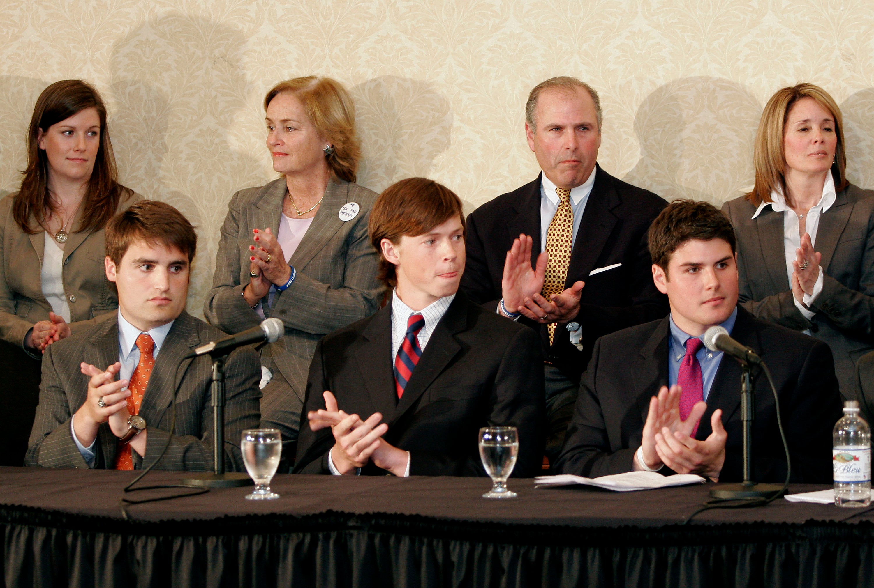 Pemain lacrosse Duke David Evans, Colin Finnerty dan Reed Seligman mendengarkan saat konferensi pers di Hotel Sheraton Raleigh setelah dibebaskan dari tuduhan pelecehan seksual pada 11 April 2007 di Raleigh, North Carolina.