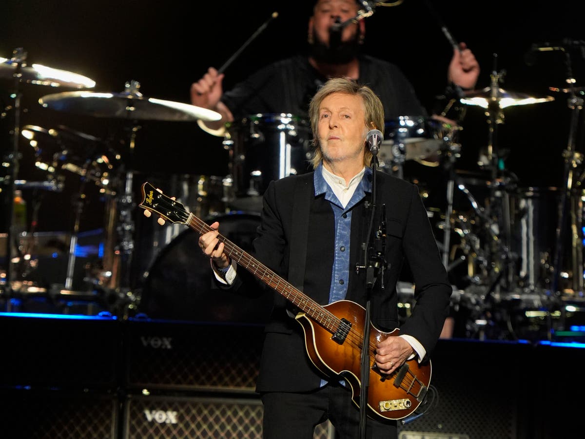 Paul McCartney appears overcome with emotion when performing âlast Beatles songâ live