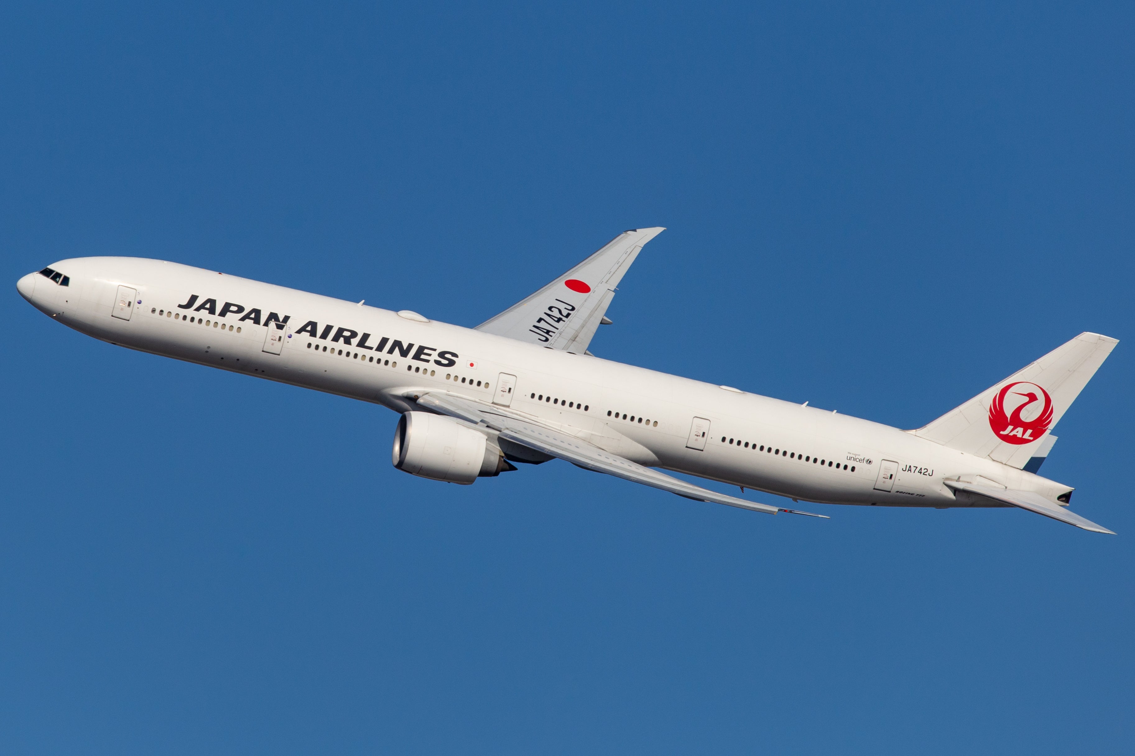 Two experienced Japan Airlines pilots were caught with alcohol in their system before a flight departing from Melbourne