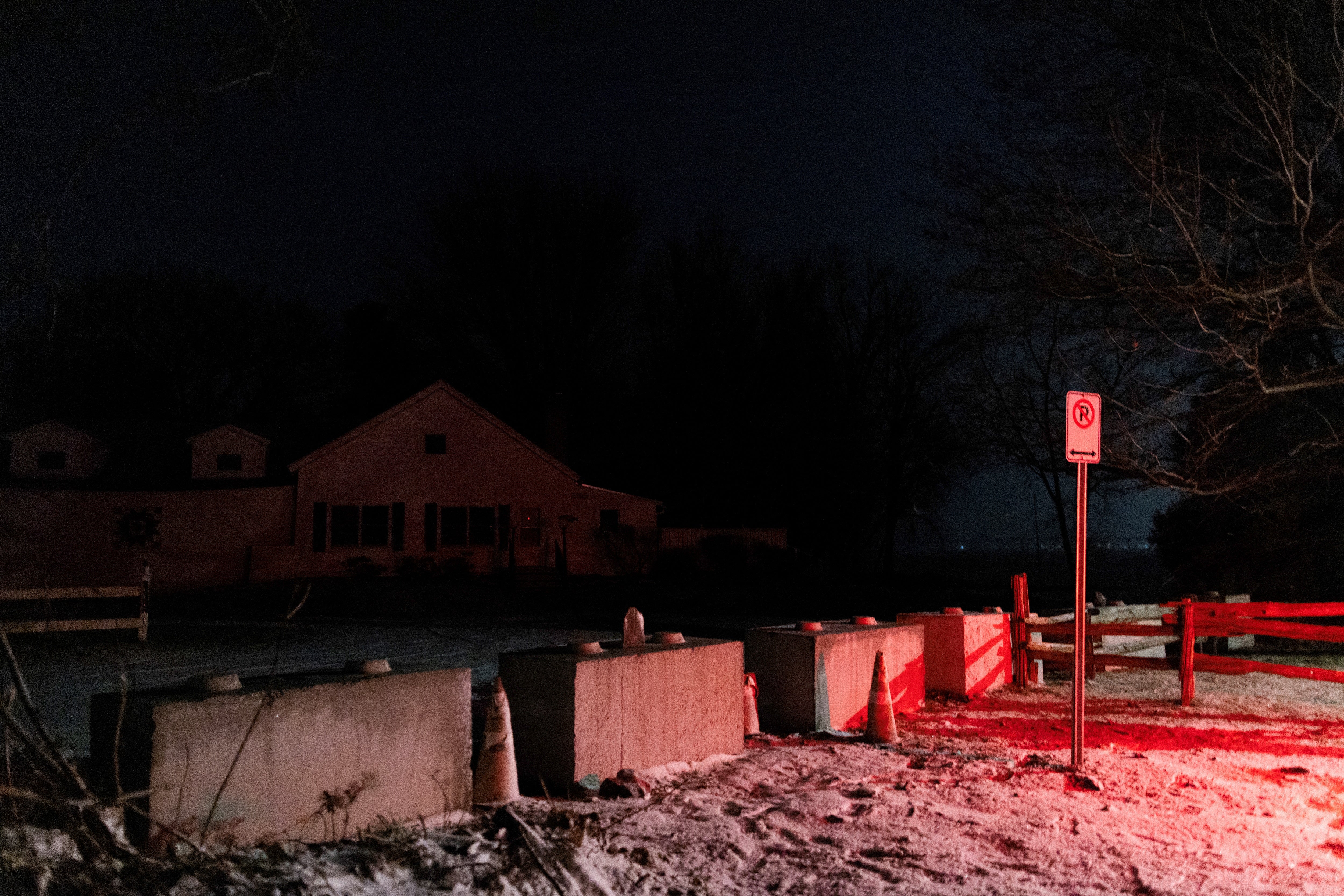 Uma vista da barreira de fronteira Canadá-EUA durante uma patrulha com a Polícia Montada Real Canadense em Saint-Georges-de-Clarenceville, Quebec, Canadá, 5 de dezembro de 2024.