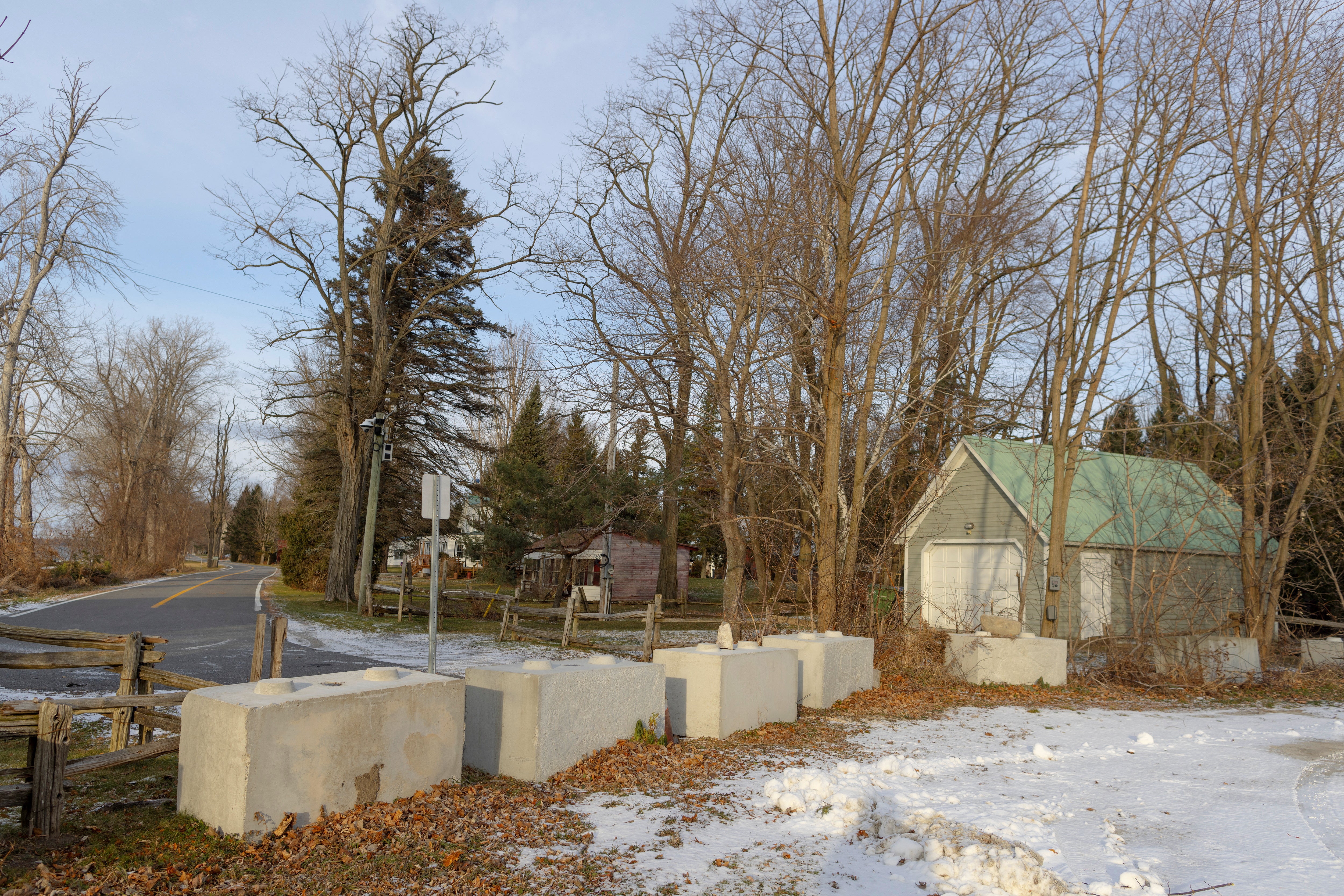 Mais blocos de concreto revestindo a fronteira EUA-Canadá em Alburgh, Vermont, EUA, 6 de dezembro de 2024.