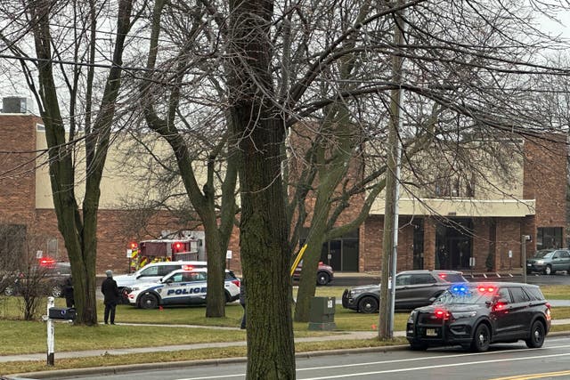 <p>Vehículos de emergencia frente a la escuela cristiana Abundant Life Christian School en Madison, Wisconsin, el lunes después de que un joven armado matara al menos a cinco personas</p>