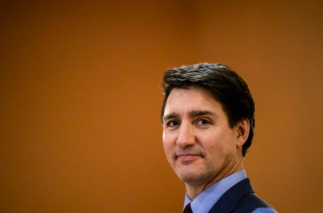 <p>El primer ministro canadiense, Justin Trudeau, observa el inicio de la ceremonia de toma de posesión de Dominic LeBlanc, que jurará su cargo como ministro de Economía, en el Rideau Hall de Ottawa</p>