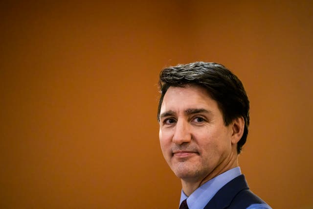<p>El primer ministro canadiense, Justin Trudeau, observa el inicio de la ceremonia de toma de posesión de Dominic LeBlanc, que jurará su cargo como ministro de Economía, en el Rideau Hall de Ottawa</p>