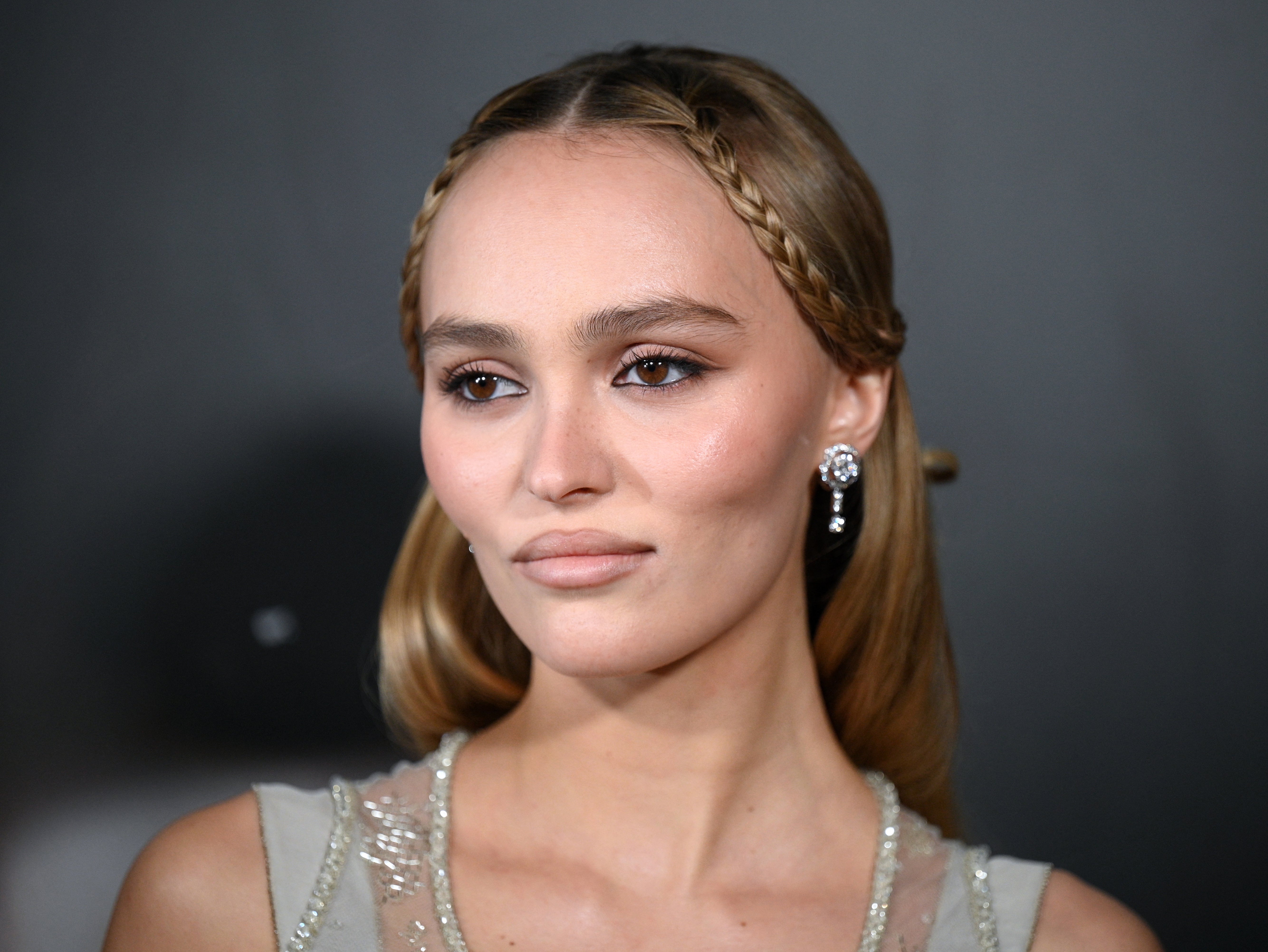 Tha Lily-Rose Depp gu fosgailte a’ meòrachadh air a’ ghaol a bh’ aig a bràthair air filmichean uilebheist