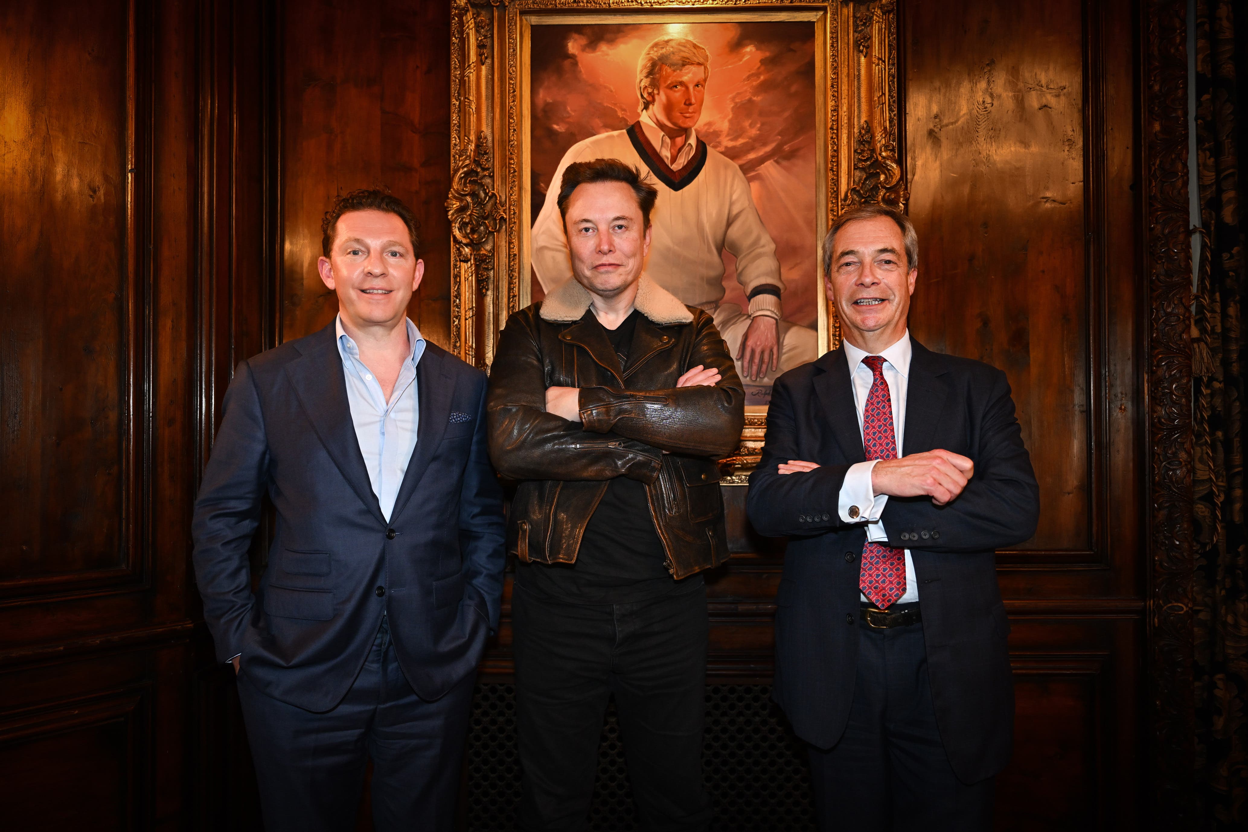 Pemimpin reformasi Inggris Nigel Farage dan bendahara partai Nick Candy selama pertemuan mereka dengan Elon Musk di Mar-a-Lago, Florida, rumah Presiden terpilih AS Donald Trump (Stuart Mitchell/Reform UK/PA)