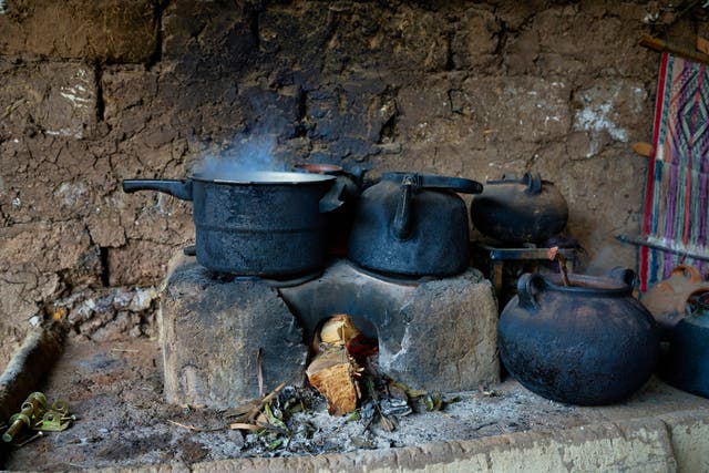 <p>A representational image of a traditional cooking stove set up widely used in Indian villages</p>