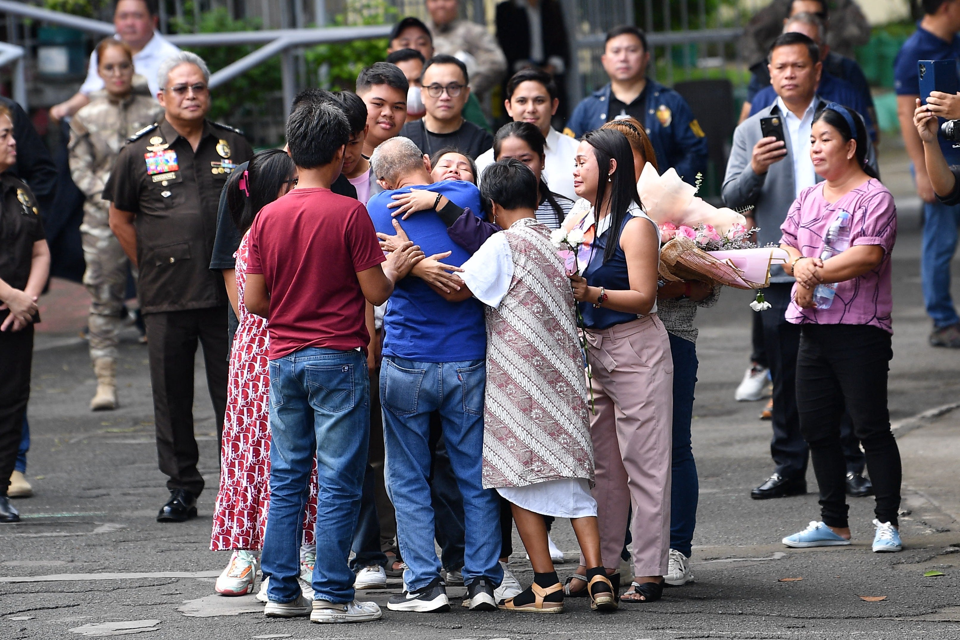 Mary Jane Veloso menghadap kamera memeluk orang tua dan anak-anaknya setelah tiba di Lembaga Pemasyarakatan Wanita Manila pada 18 Desember 2024