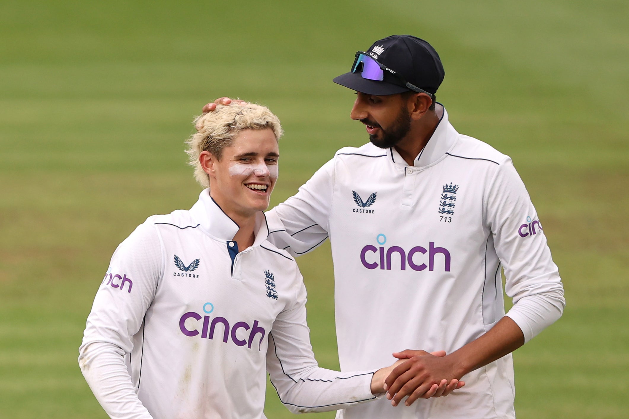 Jacob Bethell of England celebrates with Shoaib Bashir after dismissing Daryl Mitchell and taking his first test wicket