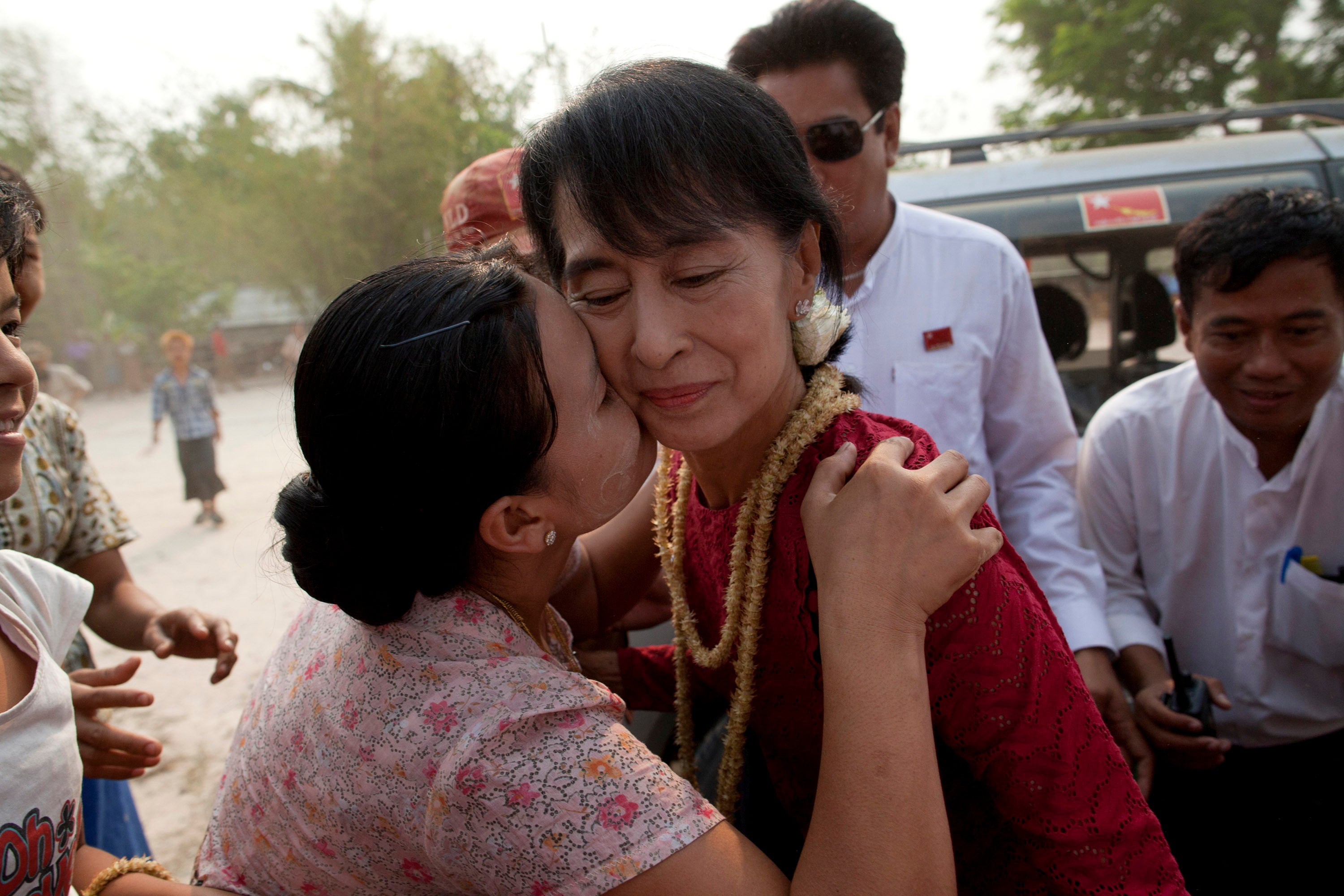 Pemimpin Liga Nasional untuk Demokrasi Aung San Suu Kyi dicium oleh seorang pendukungnya