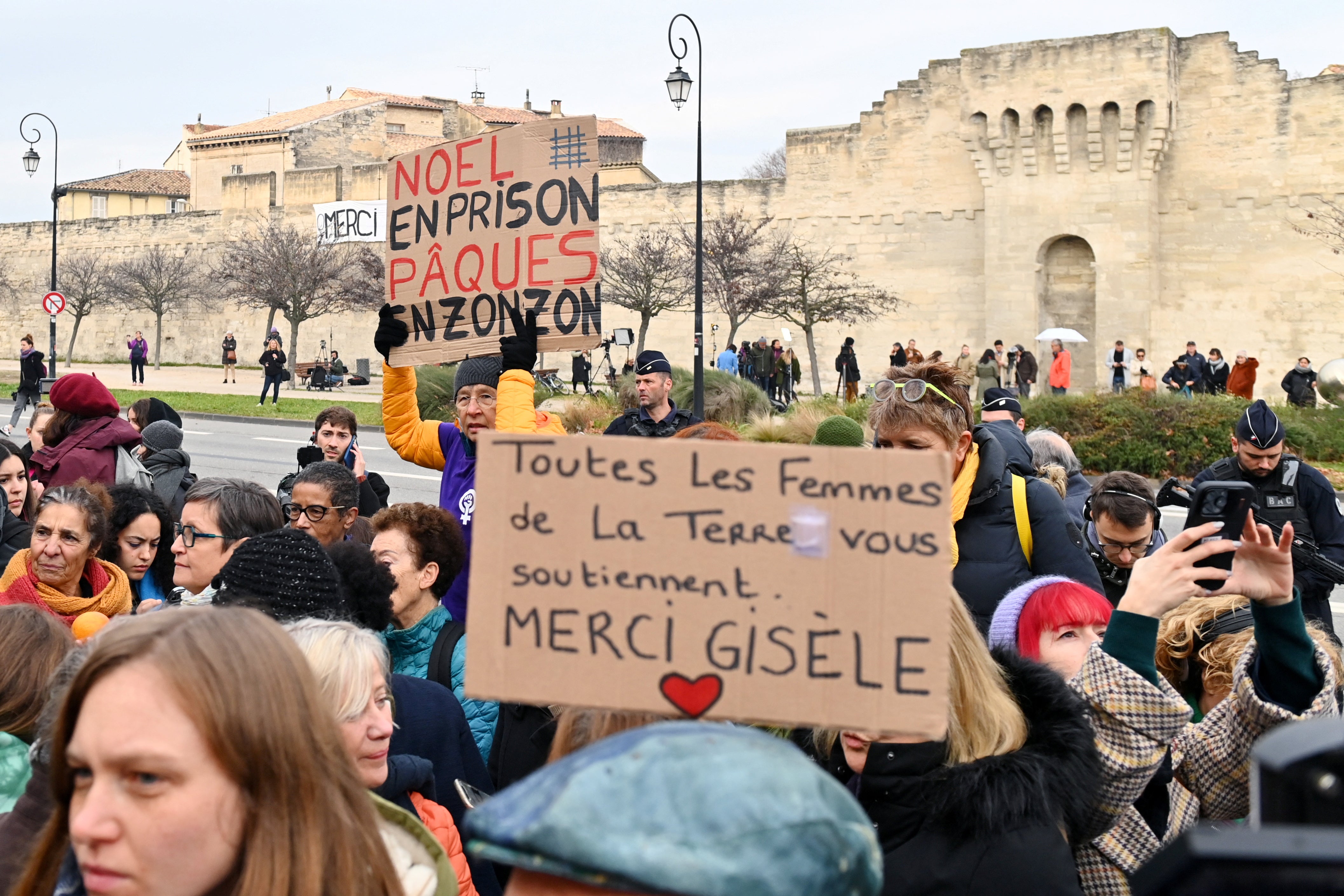 The slogans read "Christmas in prison, Easter in prison" and "All the women on earth support you, thank you Gisele".