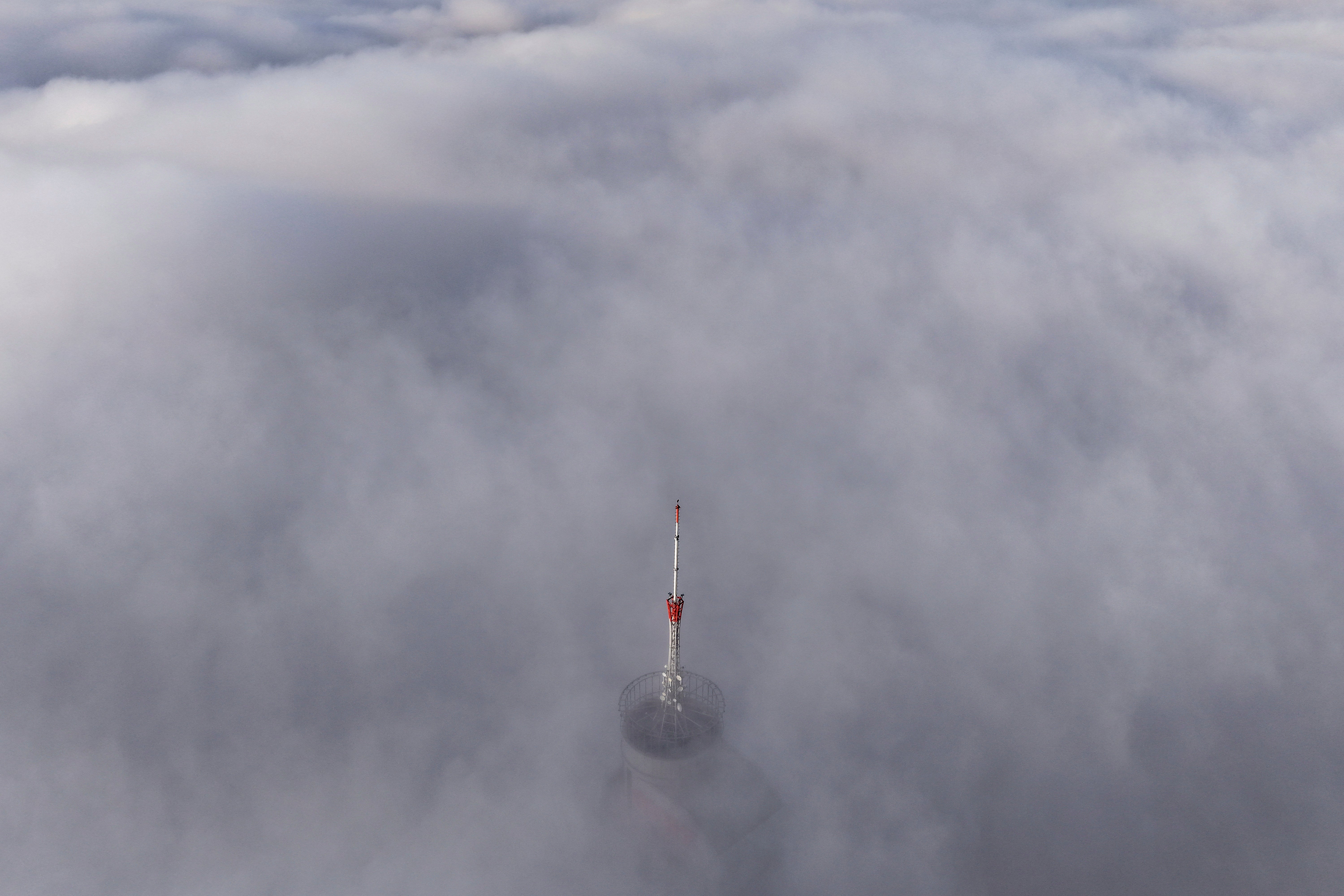 O edifício Avaz Twist Tower, com 172 metros de altura, atravessa uma densa camada de neblina e poluição atmosférica em Sarajevo