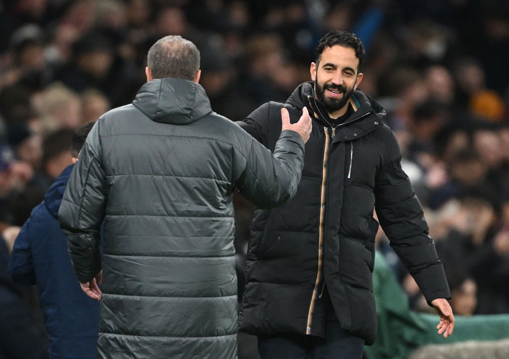 Ruben Amorim, allenatore del Manchester United, si congratula con Ange Postecoglou, allenatore del Tottenham Hotspur, al termine della partita