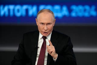 Presiden Rusia Vladimir Putin memberi isyarat saat dia berbicara pada konferensi pers tahunannya