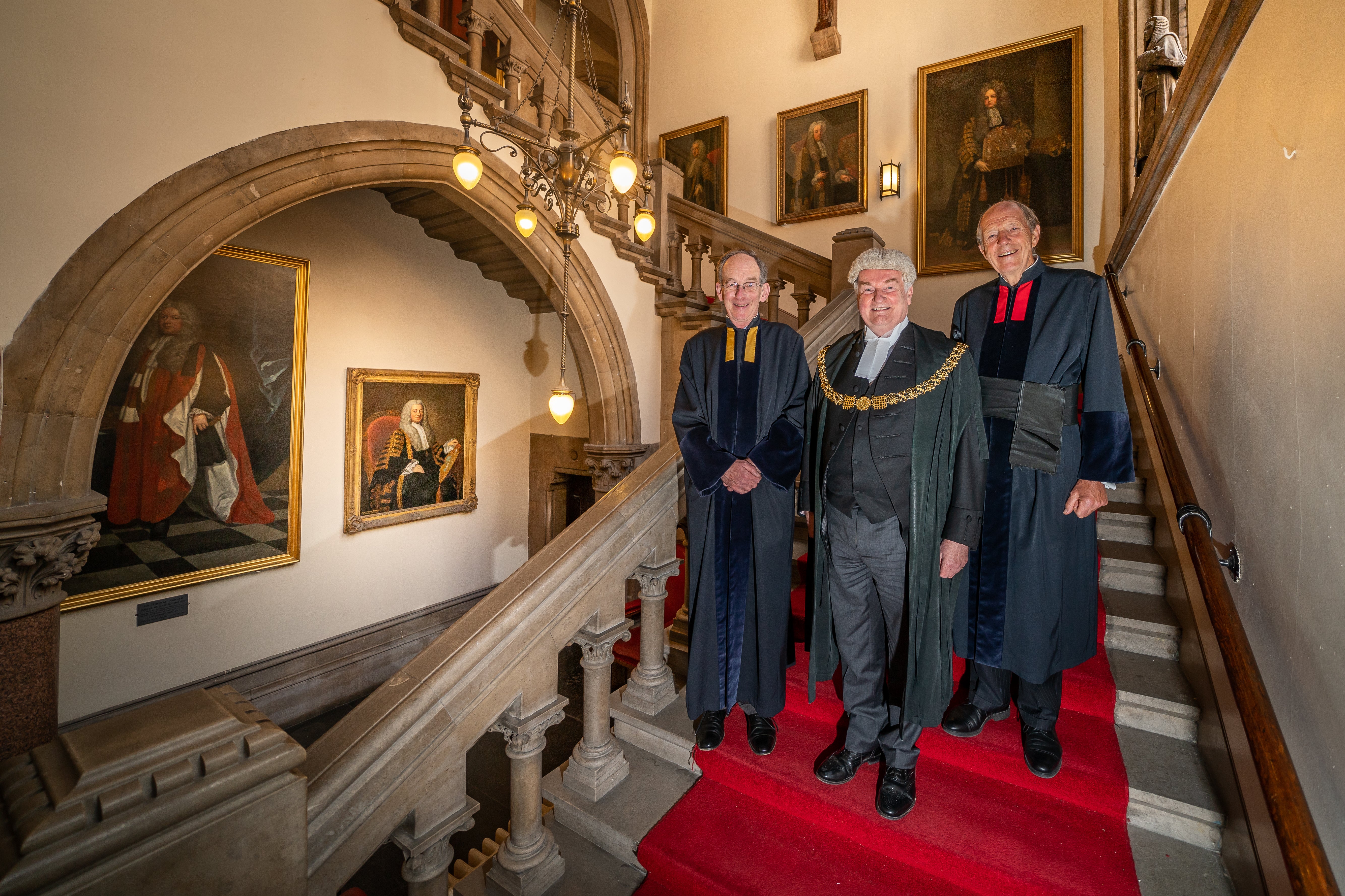 Sir Andrew McFarlane, Präsident der Familienabteilung (links), mit Lord Chief Justice Lord Burnett und Sir James Holman, britischer Richter am High Court of England and Wales