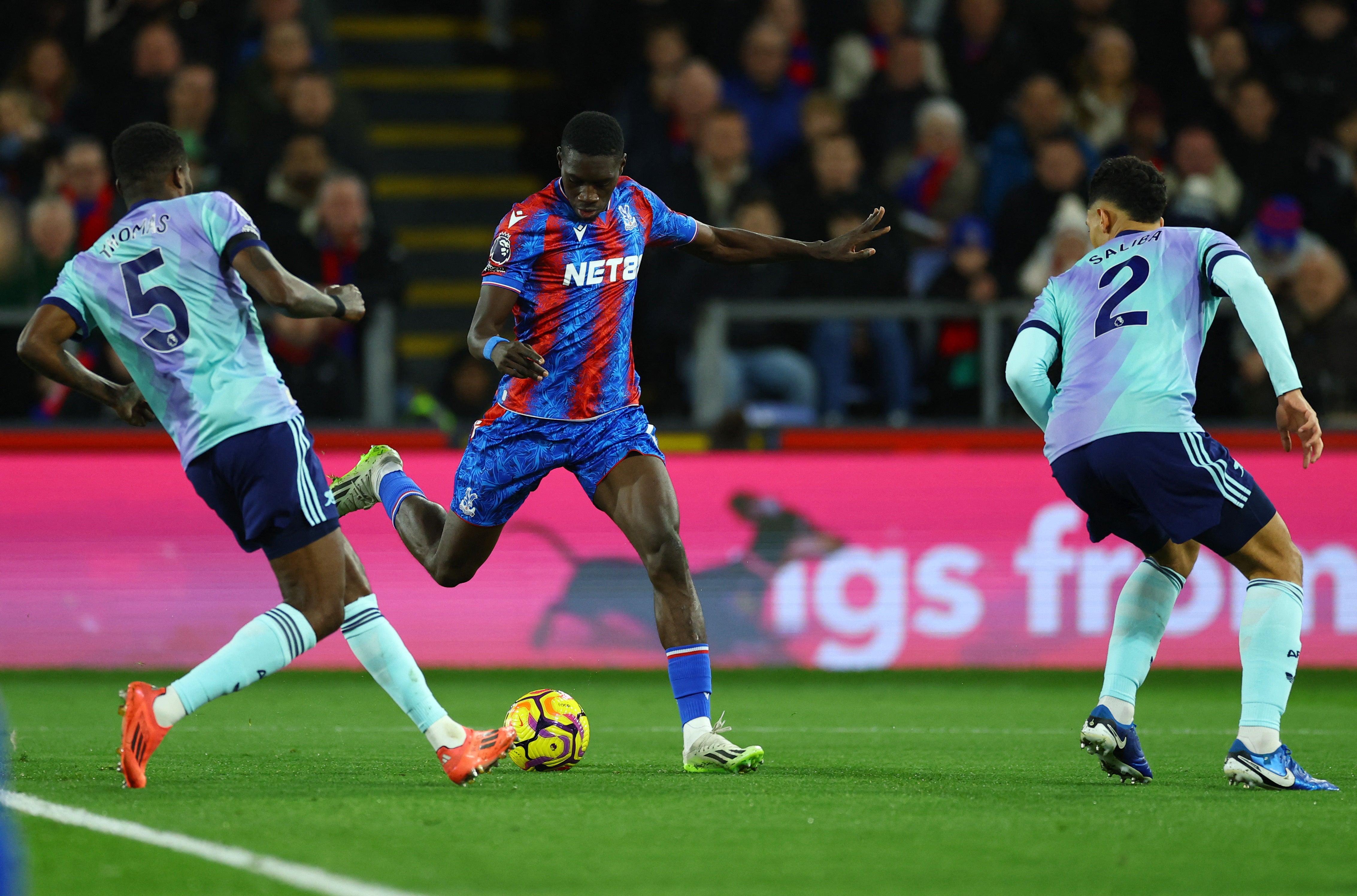 Lìon Ismaila Sarr co-ionannachd airson Lùchairt ach bha na Gunnairean a’ ruith aimhreit aig Pàirc Selhurst