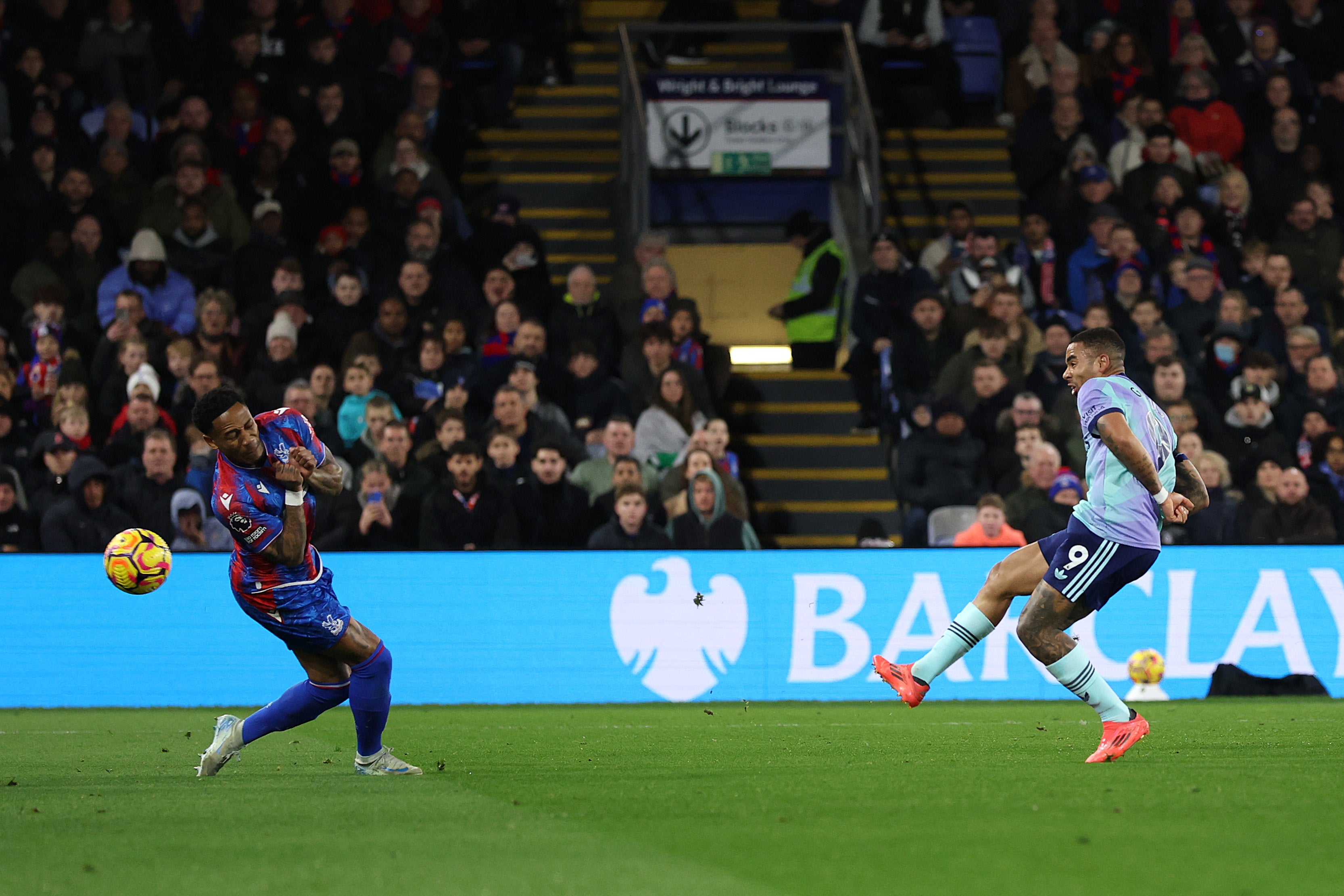 Sguir Gabriel Jesus dà uair an aghaidh Palace gus trì puingean fhaighinn airson Arsenal