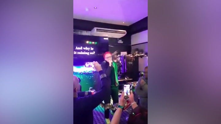 <p>Nineties chart topper shocks pub-goers as he performs surprise karaoke set.</p>