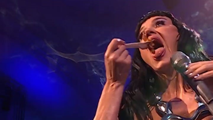 <p>Katy Perry makes cheeky reference to husband Orlando Bloom as she stops concert to tuck into classic British dish.</p>