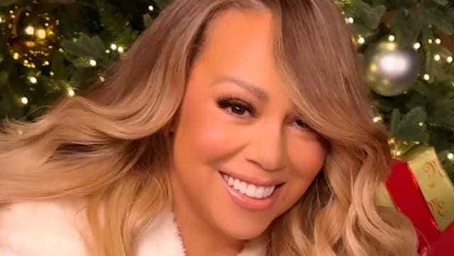 <p>Mariah Carey struggles to wrap Christmas presents in funny tutorial.</p>