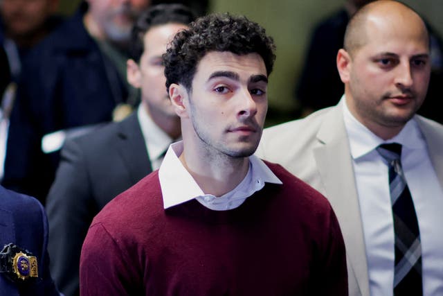 <p>Luigi Mangione, el sospechoso de asesinar al director ejecutivo de UnitedHealthcare, Brian Thompson, asiste a su audiencia en Nueva York el lunes por la mañana. Mangione se declaró inocente de las acusaciones de terrorismo de estado y homicidio </p>