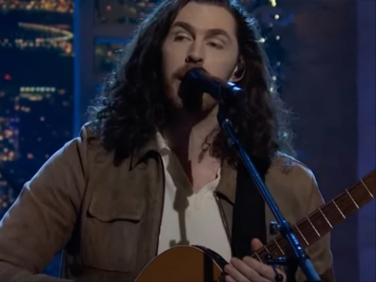 Hozier praised for ‘stunning’ cover of Fairytale of New York on SNL