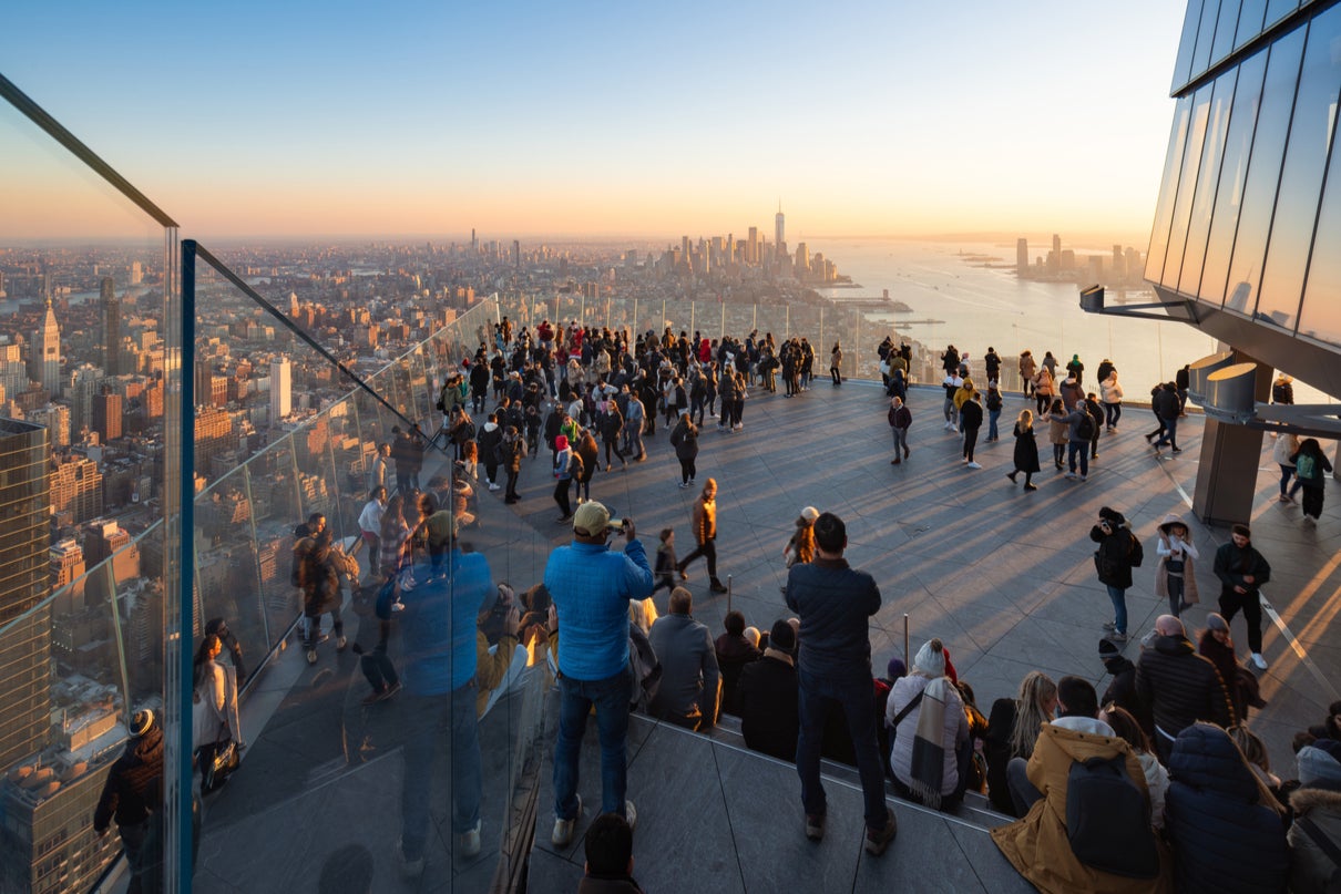 Minreet parou no deck de observação Edge em Hudson Yards, o deck mais alto do Hemisfério Ocidental, proporcionando vistas de 360 ​​graus da cidade