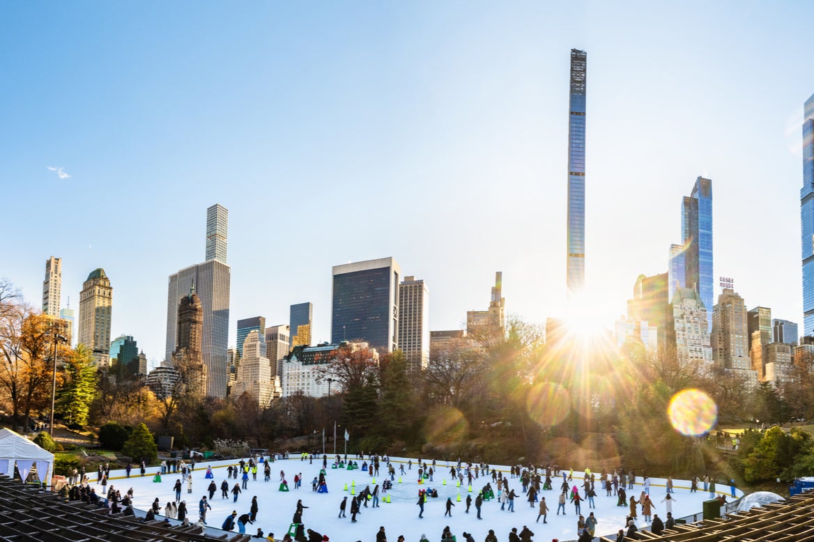 Minreet concluiu sua viagem tentando patinar no gelo pela primeira vez na pista de gelo do Central Park