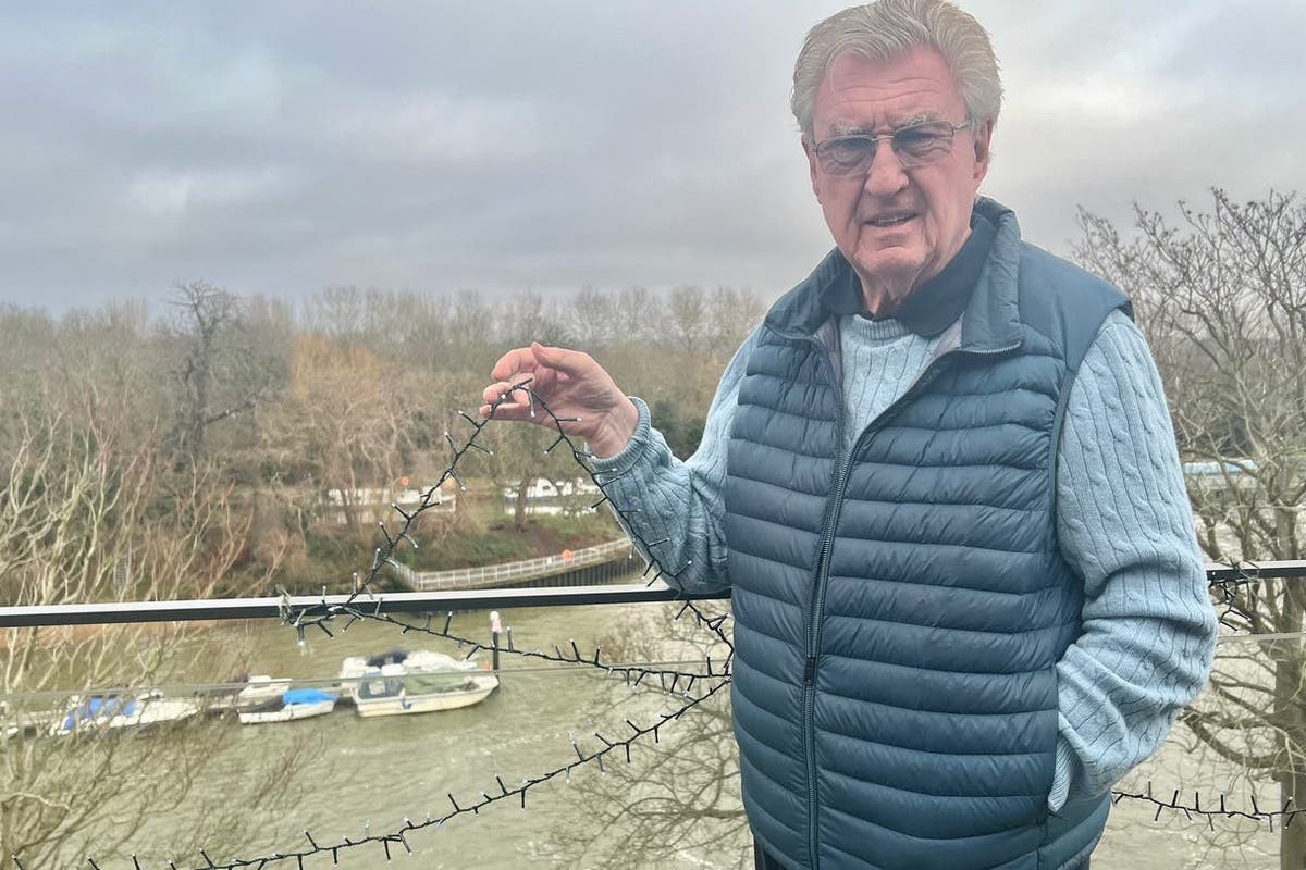 London Residents' Christmas Lights Spark Controversy