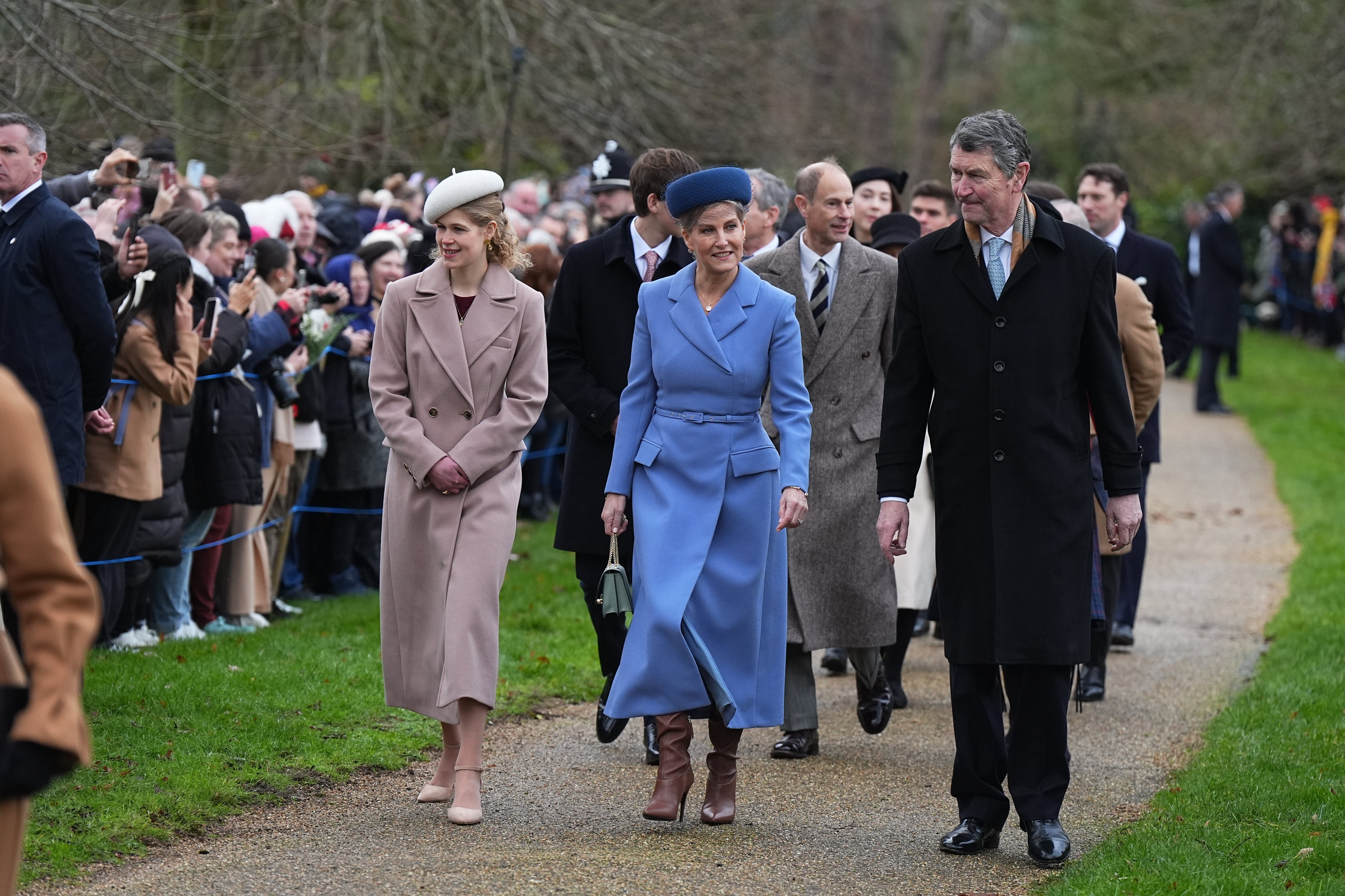 Duke dan Duchess of Edinburgh menghadiri kebaktian bersama anak-anak mereka dan Wakil Laksamana Sir Tim Laurence