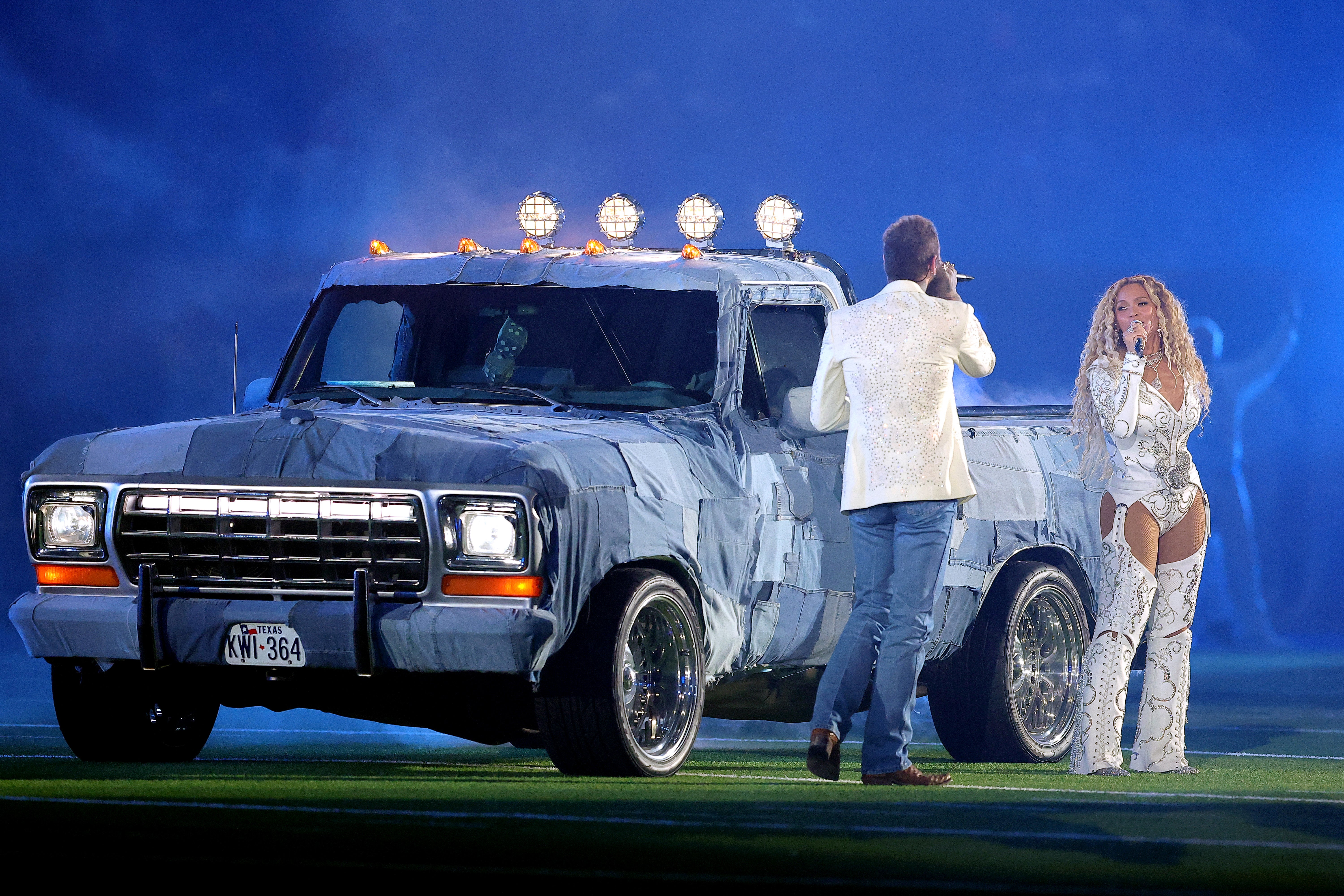 One of the surprise guests was Post Malone who sings on the album with Beyoncé. They performed by a denim-covered truck