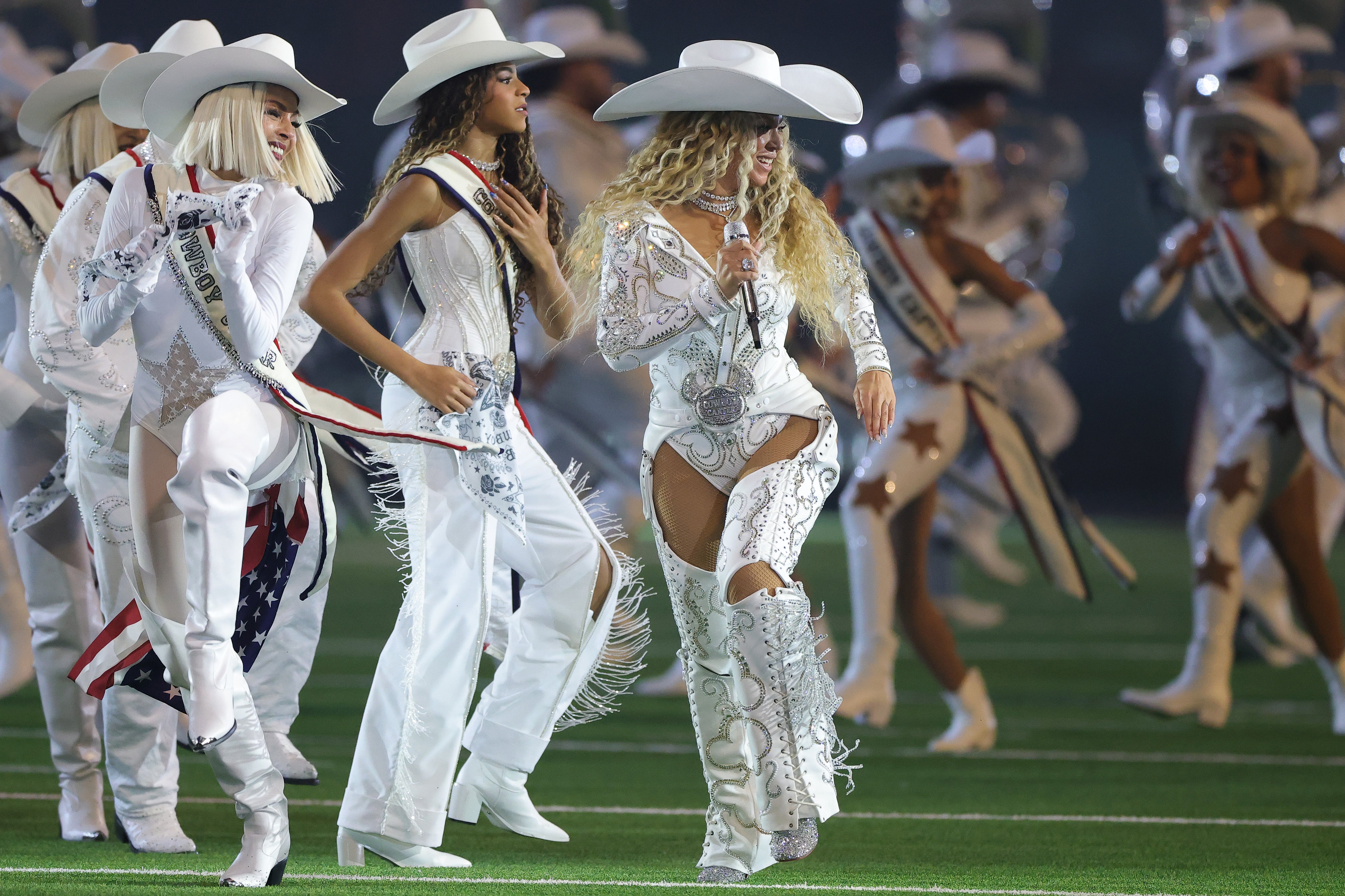 Beyoncé agus an nighean aice Blue Ivy a 'cluich aig an taisbeanadh leth-ùine airson a' gheama eadar na Baltimore Ravens agus na Houston Texans aig Stadium NRG