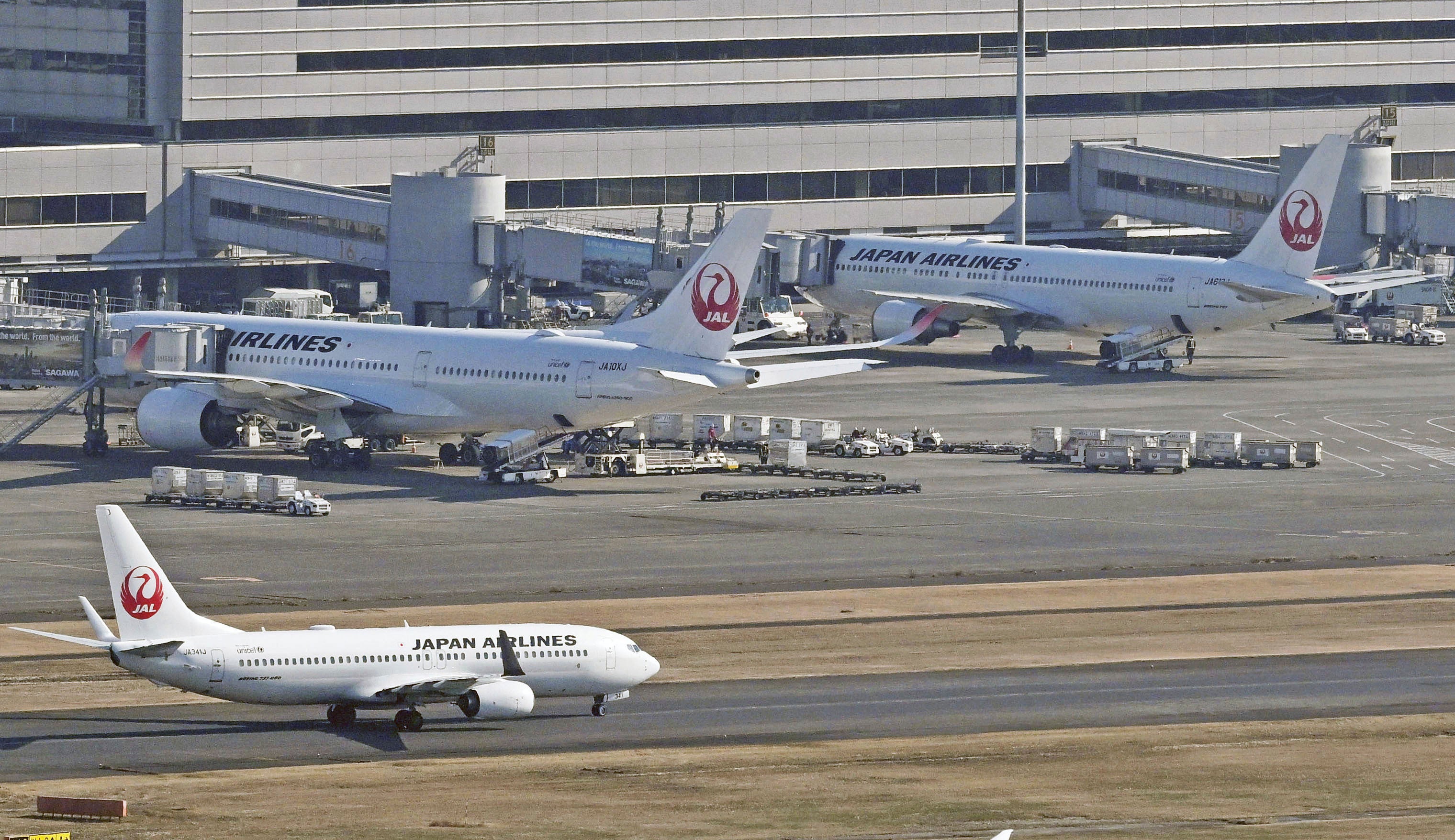 <p>A Japan Airlines plane</p>