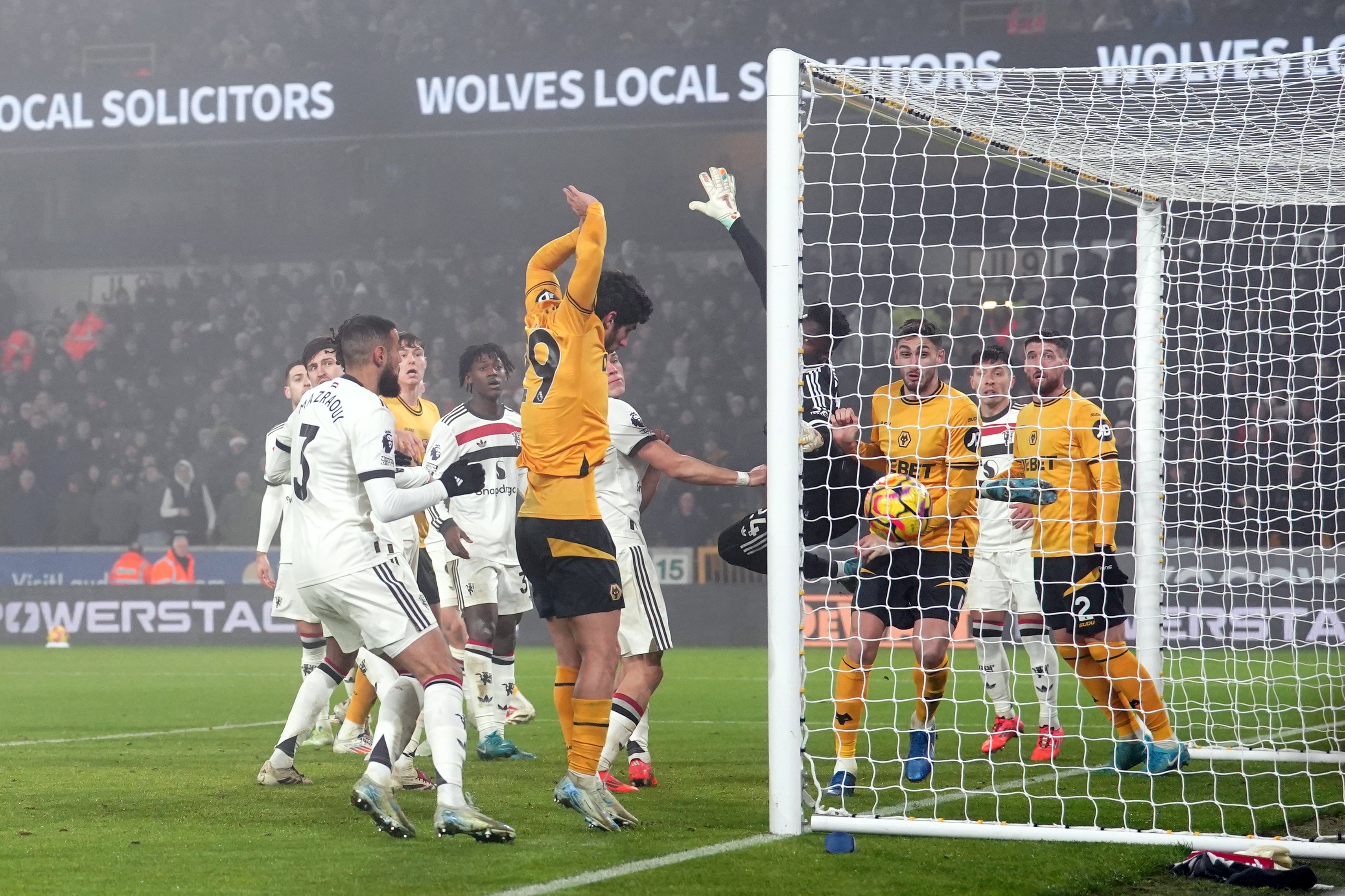 Cunha’s corner kick flies directly into the United goal