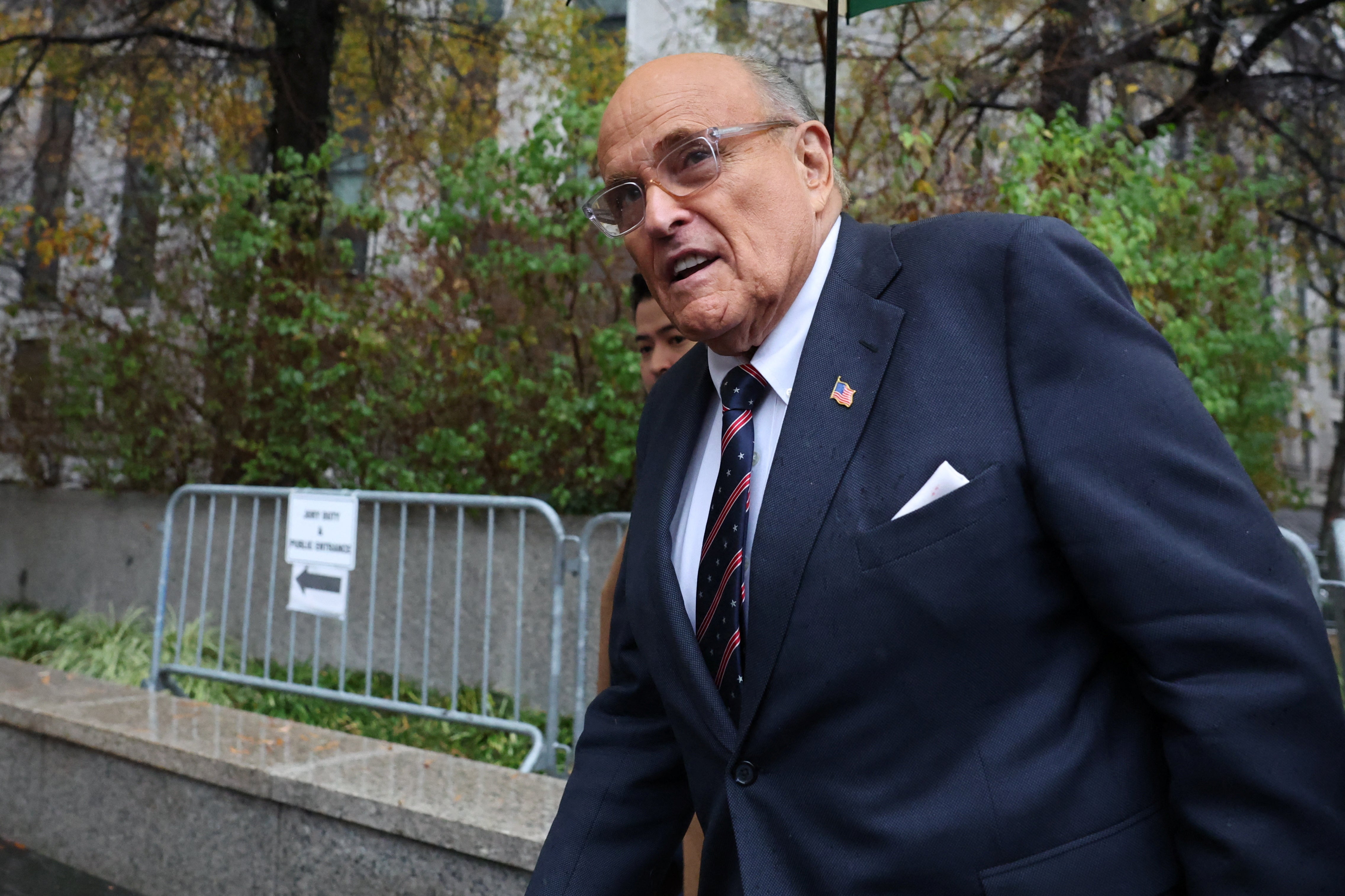 Bheir Rudy Giuliani fianais aig èisteachd tàir ann an seòmar-cùirte feadarail ann am Manhattan 3 Faoilleach anns a’ chùis tionndadh seilbh leantainneach mar thoradh air co-dhùnadh mì-chliù mòr na aghaidh.