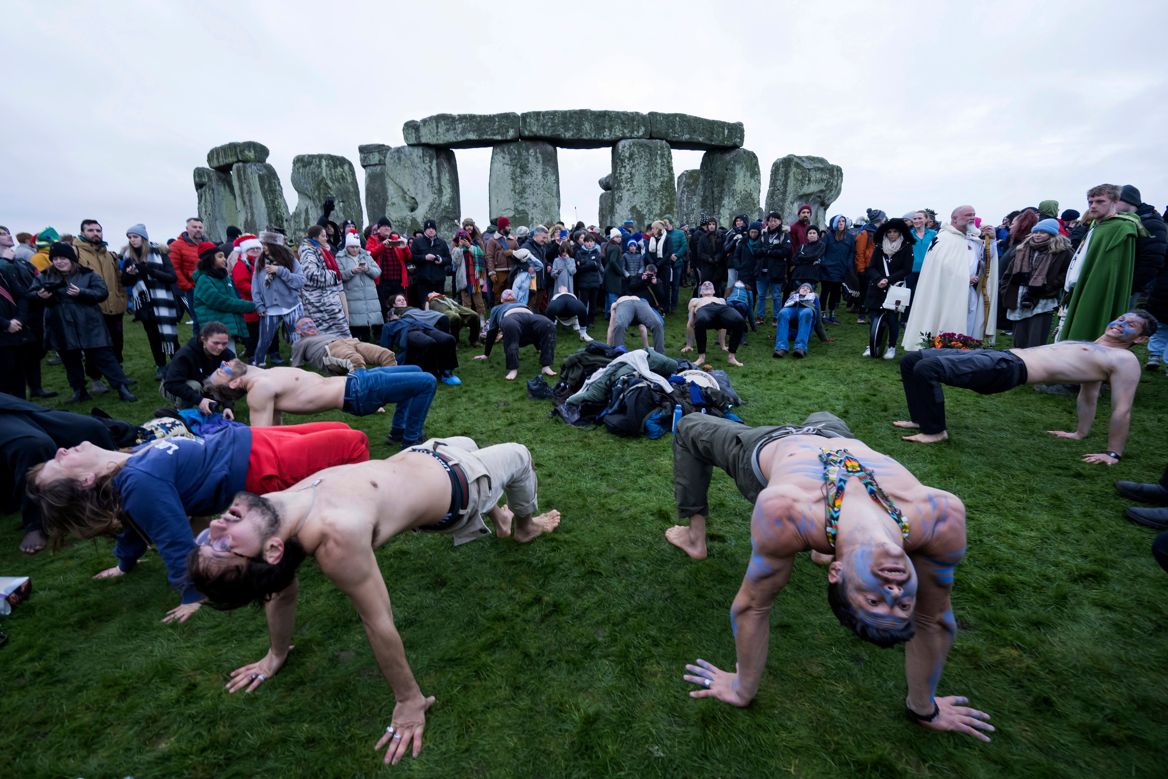 Menschen nehmen an den Feierlichkeiten zur Wintersonnenwende in Stonehenge teil