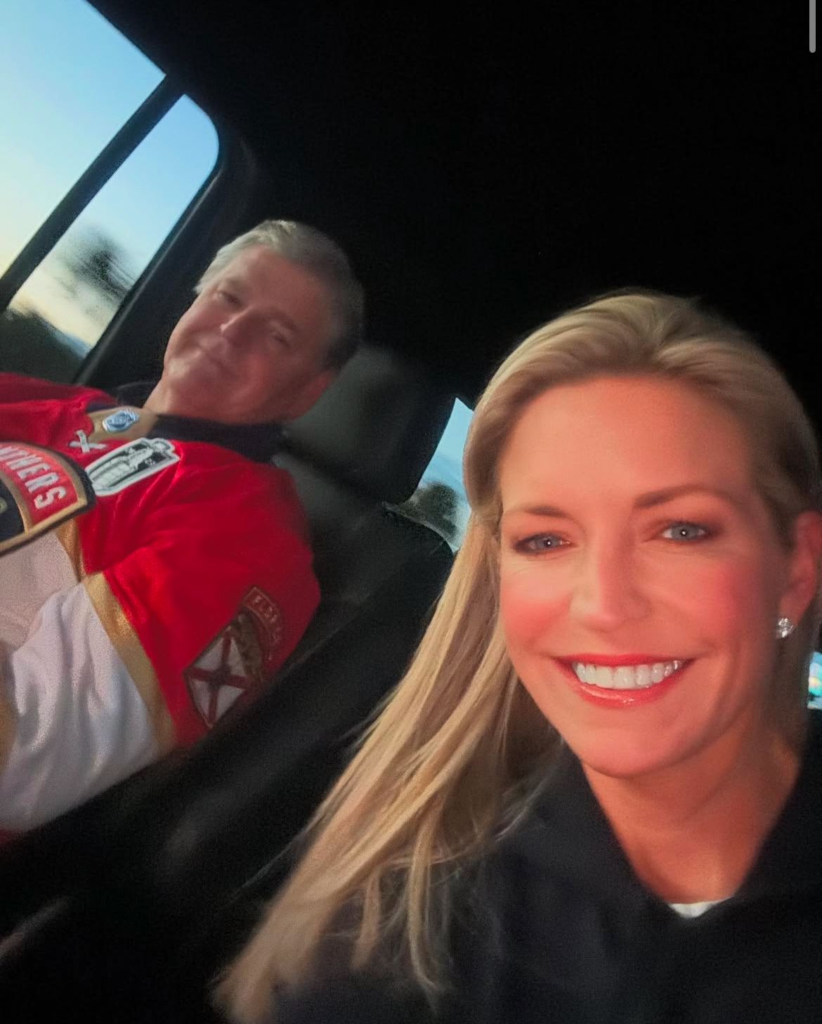 Hannity and Earhardt pose in Christmas Instagram post