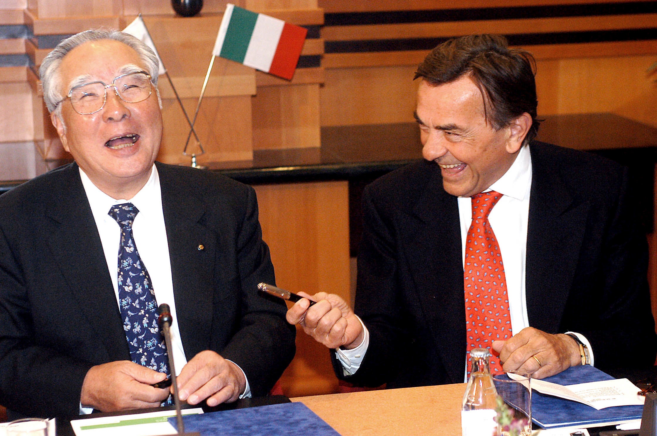 Osamu Suzuki, left, with CEO of Fiat Auto SPA Giancarlo Boschetti