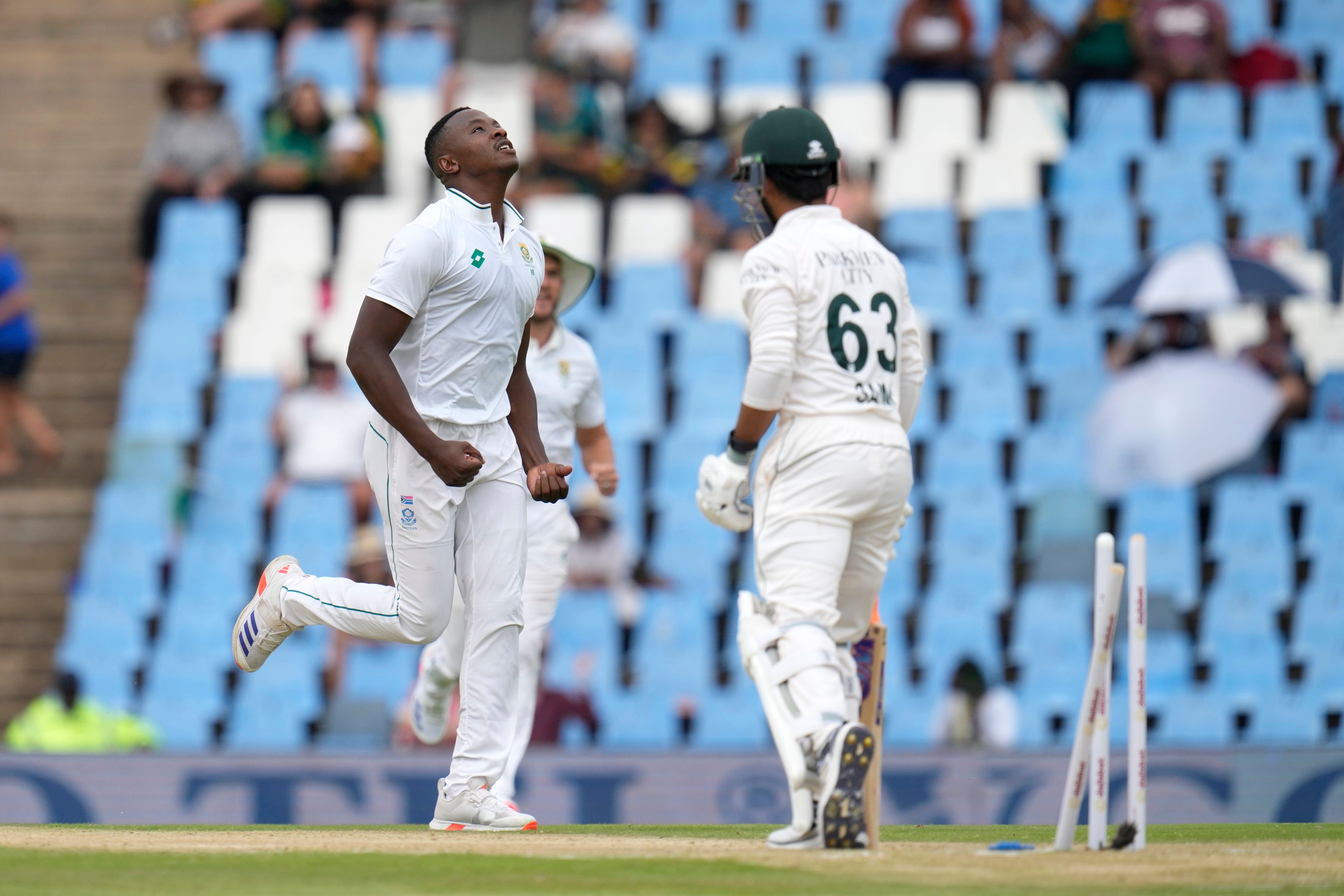 A dél-afrikai Kagiso Rabada baloldalon ünnepel, miután legyőzte a pakisztáni Saim Ajubot.